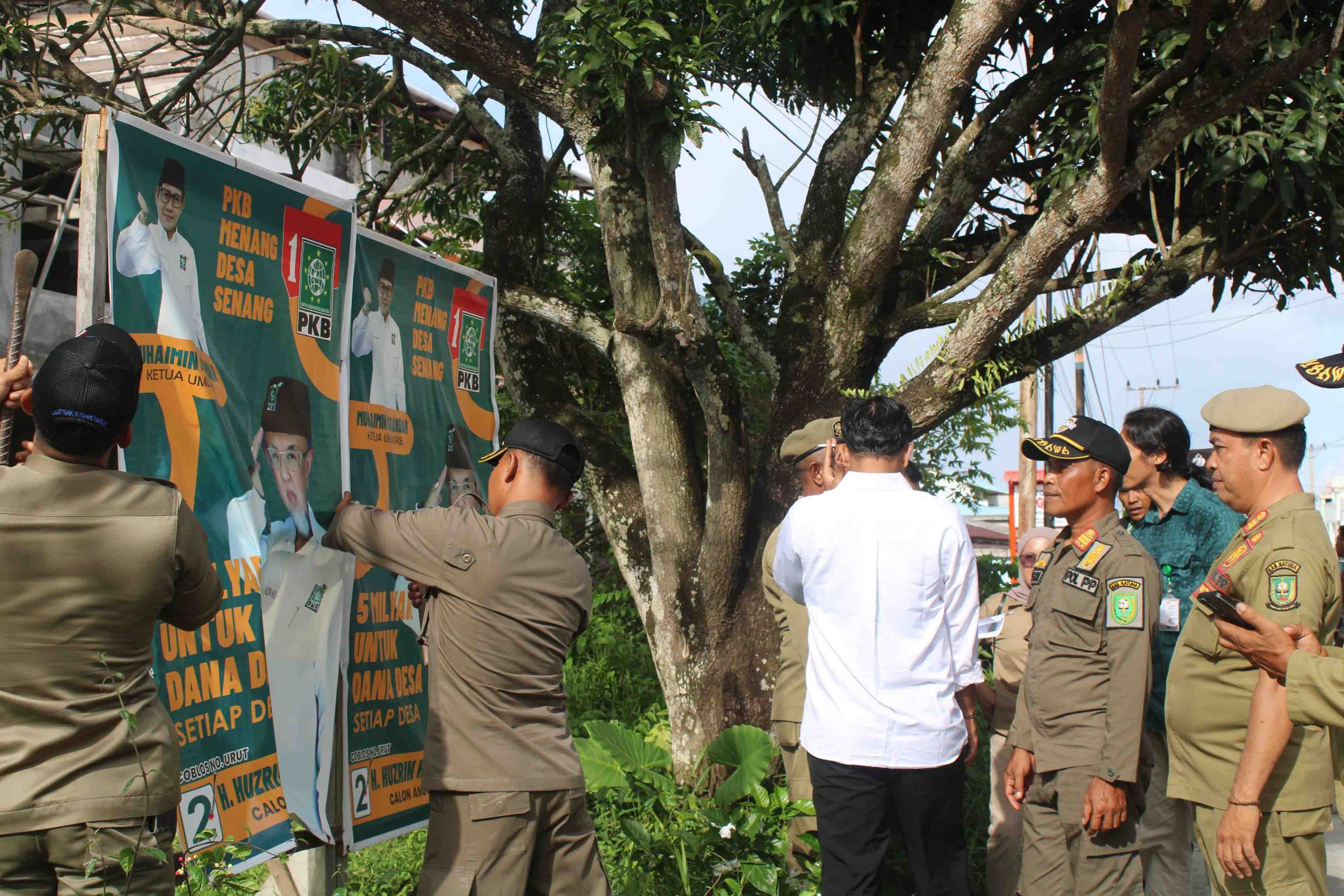 Bawaslu Natuna Bersama Tim Gabungan Tertibkan Aps Yang Langgar Aturan Bawaslu 