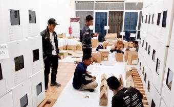 Anggota Bawaslu Kabupaten Natuna Sudarsono pada saat melakukan pengawasan pengepakan surat suara di gudang logistik KPU Kabupaten Natuna pada 19/01/2024