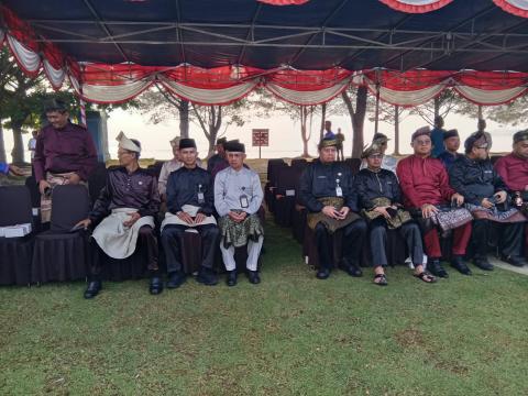 Anggota Bawaslu Kabupaten Natuna Sudarsono pada saat menghadiri upacara peringatan HUT Kabupaten Natuna yang ke 27 di alun-alun Pantai Piwang (12/10/2026)