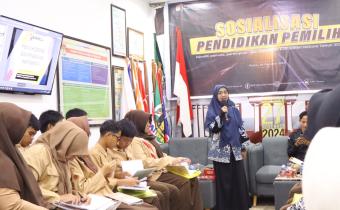 Anggota Bawaslu Kabupaten Natuna Ila Nurlaila pada saat memberikan materi dalam kegiatan Sosialisasi Pendidikan Pemilih yang dilaksanakan oleh KPU Kabupaten Natuna (29/10/2025) di Kantor KPU Kabupaten Natuna