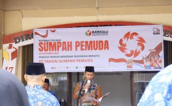 Anggota Bawaslu Kabupaten Natuna Sudarsono saat membacakan amanat dalam peringatan Hari Sumpah Pemuda di halaman Kantor Bawaslu Kabupaten Natuna pada (28/10/2025)