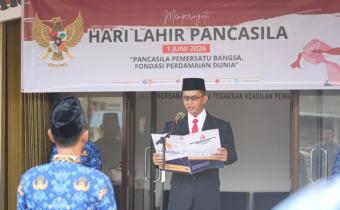 Sudarsono Anggota Bawaslu Kabupaten Natuna membaca Pancasila pada upacara peringatan hari lahir pancasila (01/06/2026)