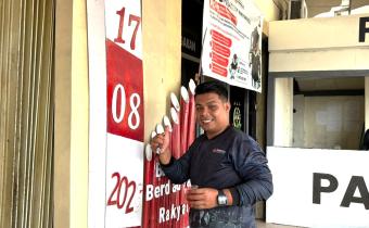 Ketua Bawaslu Kabupaten Natuna Siswandi saat melakukan gotong royong bersama jajaran staf Bawaslu Kabupaten Natuna dalam rangka memeriahkan HUT RI Ke 81 (06/08/2026)