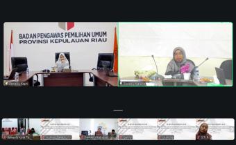 Anggota Bawaslu Kabupaten Natuna Ila Nurlaila pada saat menyampaikan hasil pengawasan dalam rapat rutin Divisi Pencegahan, Parmas dan Humas (06/08/2026)
