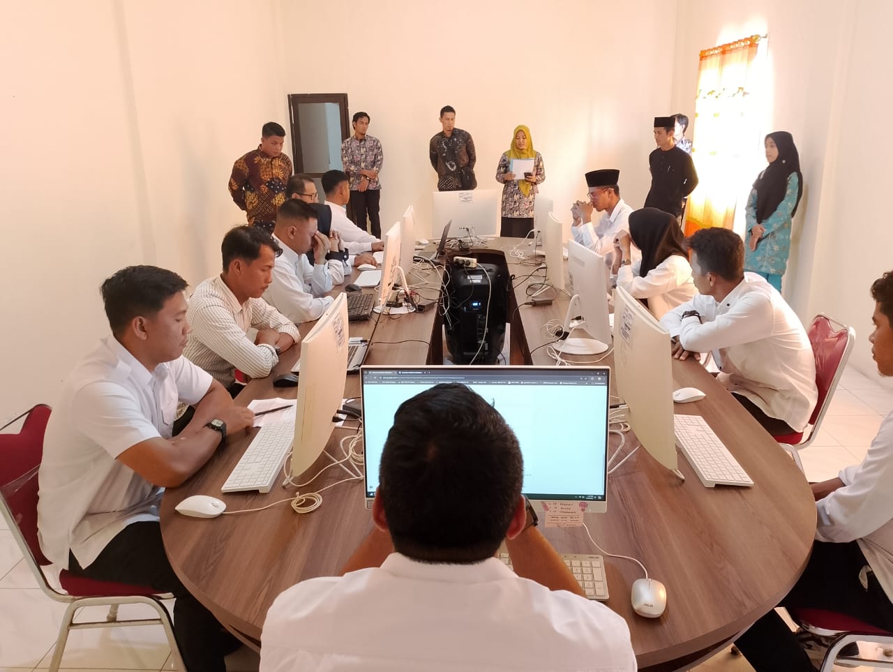 Ketua dan Anggota Bawaslu Kabupaten Natuna saat melakukan evaluasi bagi panwaslu kecamatan existing untuk pemilihan tahun 2024 di Kantor Sekretariat Bawaslu Kabupaten Natuna