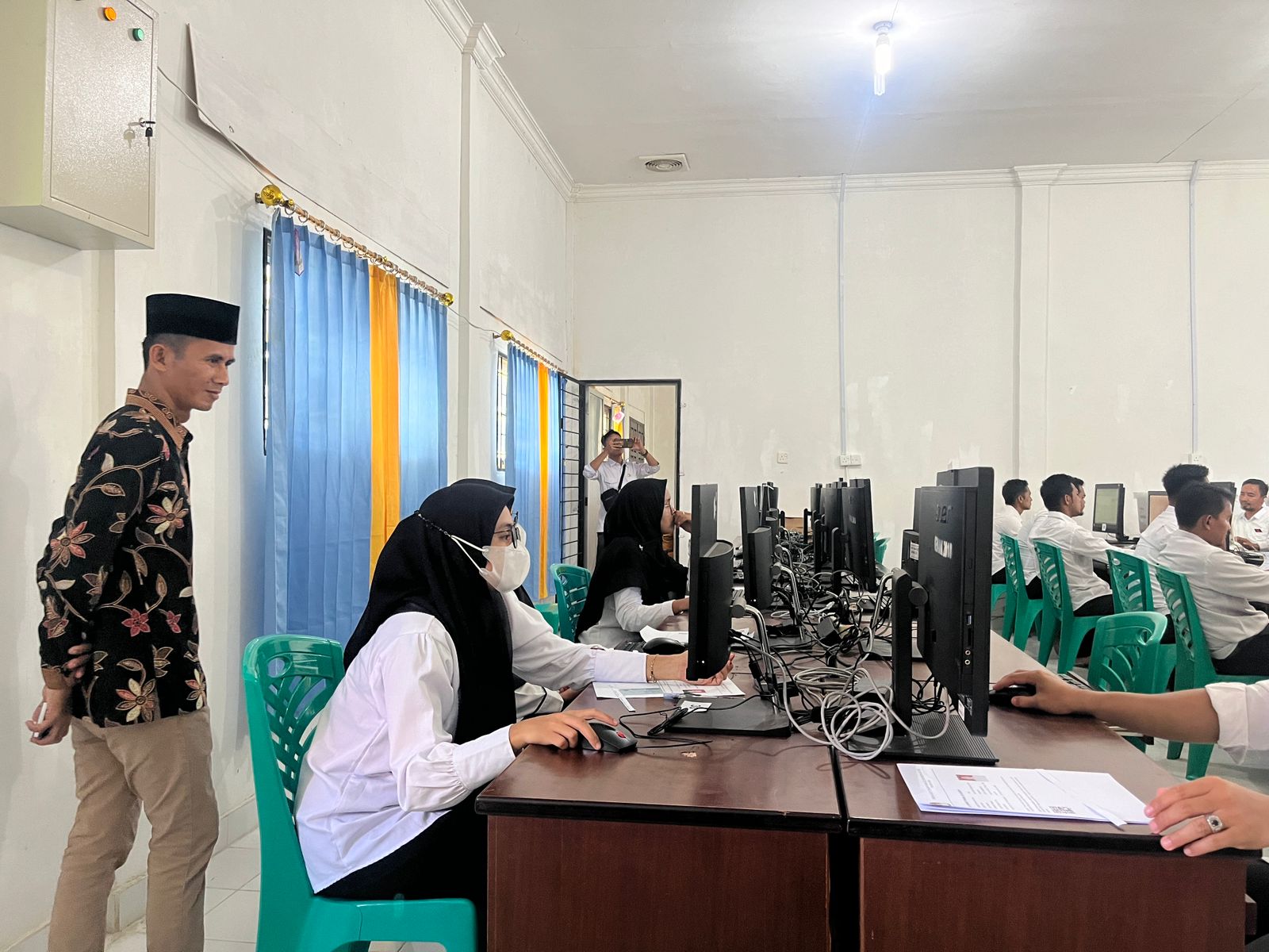 Anggota Bawaslu Natuna Sudarsono saat melakukan pengawasan tes tertulis calon anggota PPK di SMAN 1 Ranai