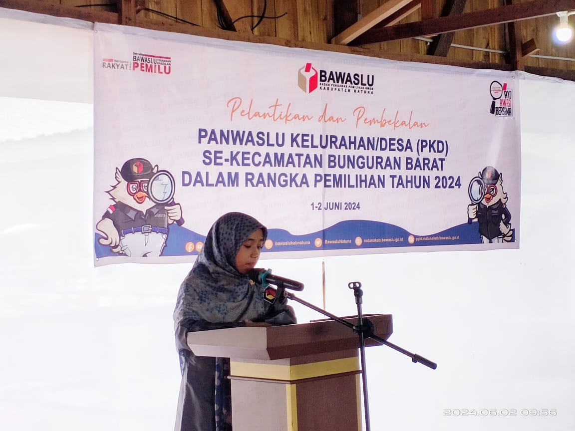 Anggota Bawaslu Kabupaten Natuna Ila Nurlaila saat memberikan sambutan dalam kegiatan pelantikan PKD se-Kecamatan Bunguran Barat pada Minggu (02/06/2024)