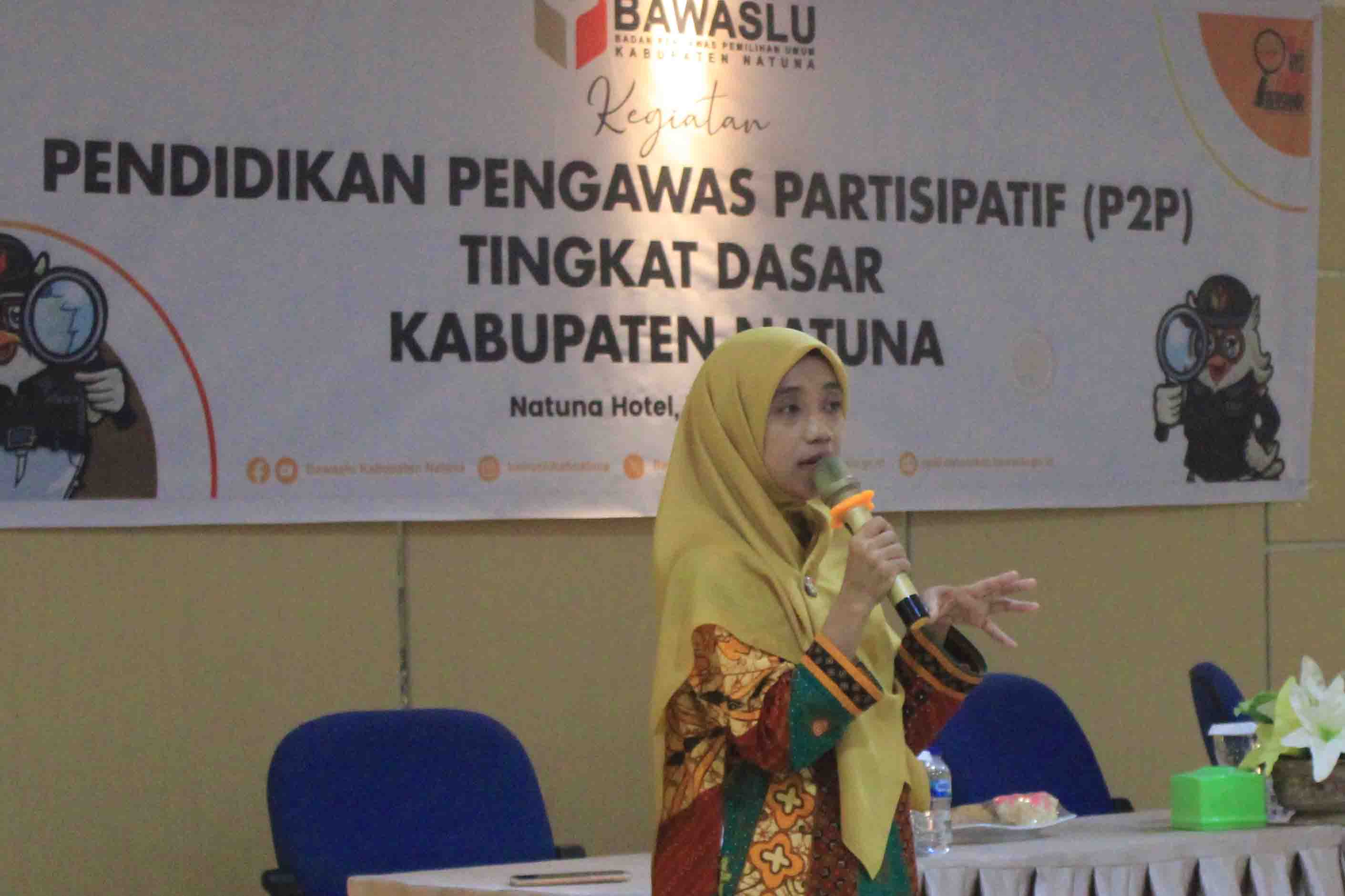 Ila Nurlaila (Anggota Bawaslu Kabupaten Natuna) saat menyampaikan materi dalam kegiatan Pendidikan Pengawas Partisipatif (P2P) yang dilaksanakan oleh Bawaslu Kabupaten Natuna pada 13-14 Juli 2024 di Hotel Natuna