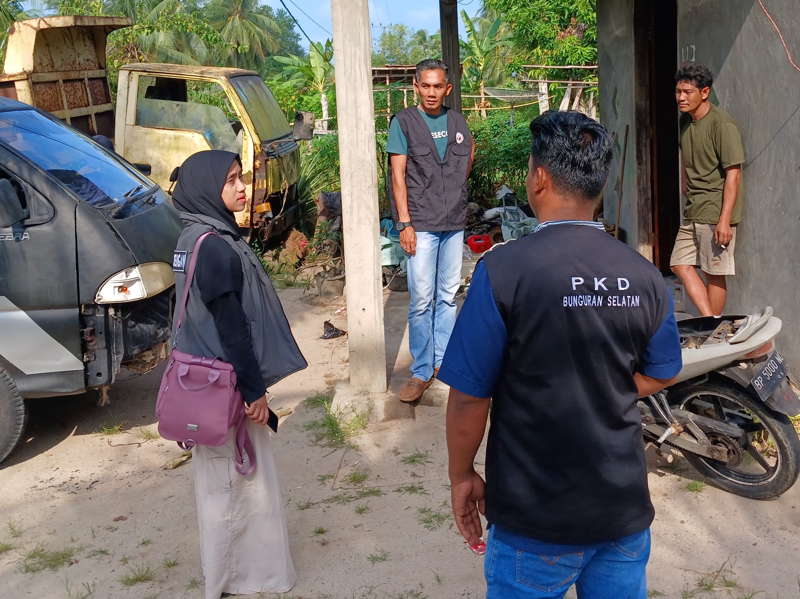 Anggota Bawaslu Natuna Ila Nurlaila saat melakukan uji petik tahapan pencocokan dan penelitian (Coklit) pemutakhiran dan penyusunan daftar pemilih di Kecamatan Bunguran Selatan (24/07/2024)