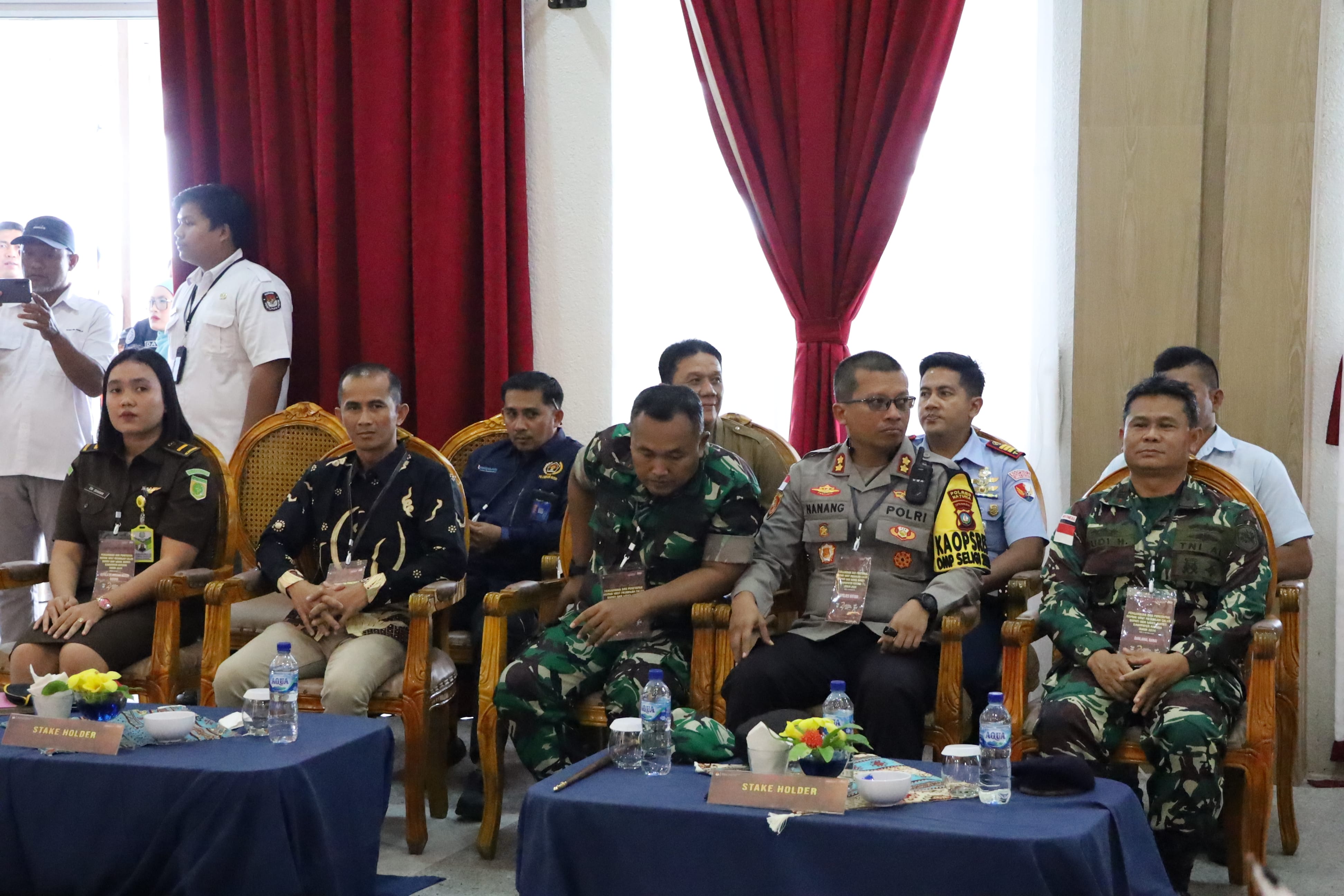 Anggota Bawaslu Kabupaten Natuna Sudarsono, S.E saat menghadiri sekaligus mengawasi rapat pleno pengundian nomor uruta dan penetapan pasangan calon bupati dan wakil bupati Natuna di Adiwana Jelita Sejuba pada (23/09/2024)