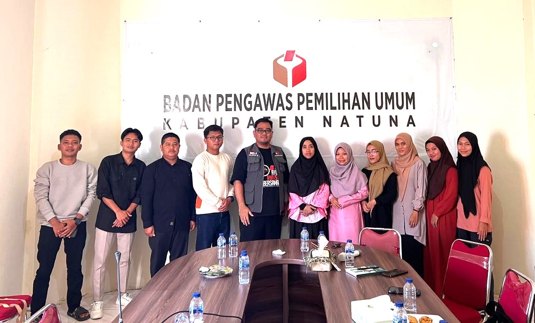 Foto Bersama Kader Pengawas Partisipatif Kabupaten Natuna Bersama Kordiv HP2H Ibu Ila Nurlaila, Ade Irfan Santosa (Staf Bawaslu Provinsi Kepulauan Riau) pada saat forum diskusi Bawaslu Kabupaten Natuna bersama KPP Se-Provinsi Kepri (07/09/2024)