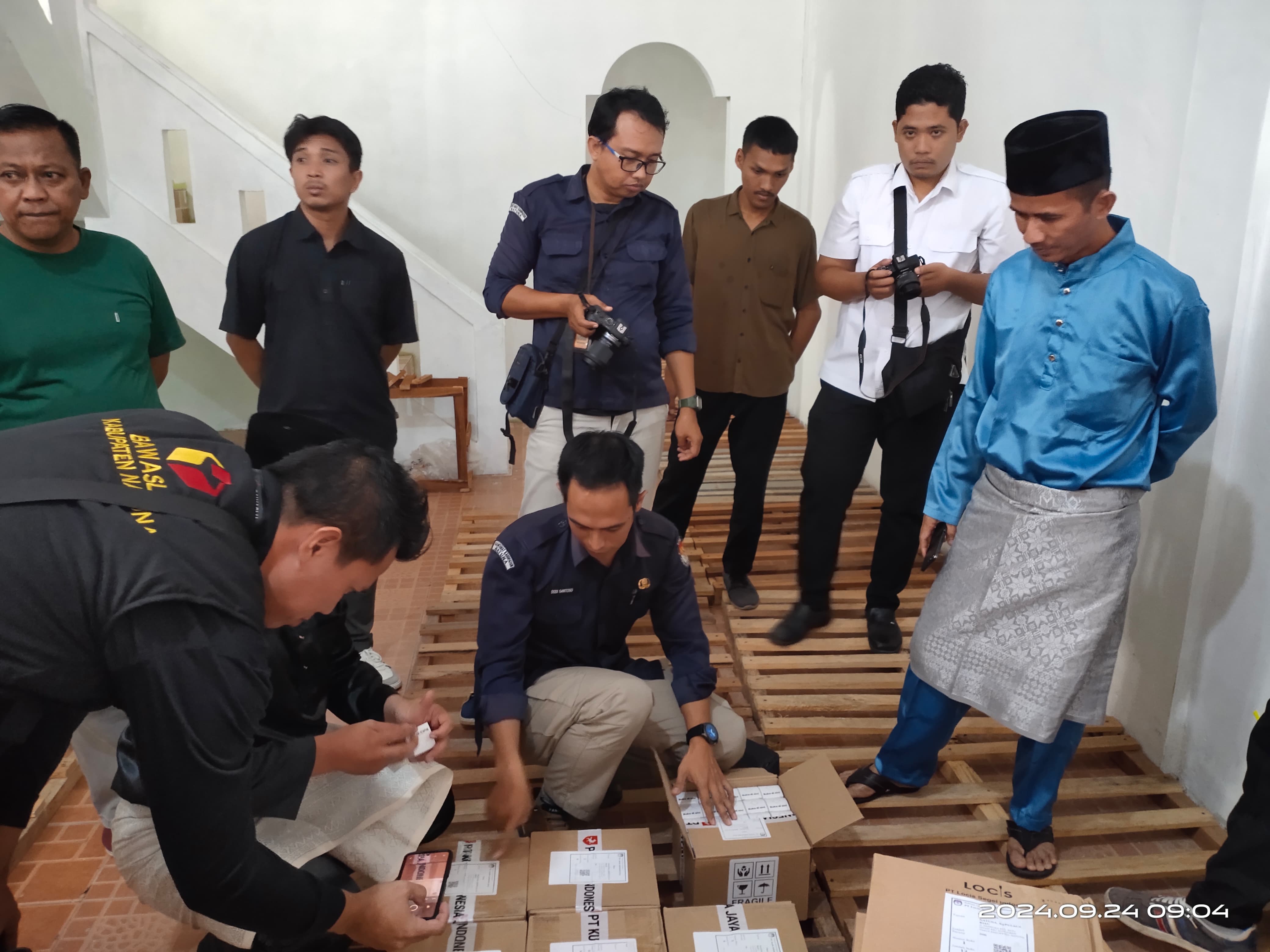 Anggota Bawaslu Kabupaten Natuna Sudarsono saat melakukan pengawasan distribusi logistik Pemilihan Tahun 2024 di Kantor KPU Kabupaten Natuna (24/09/2024)