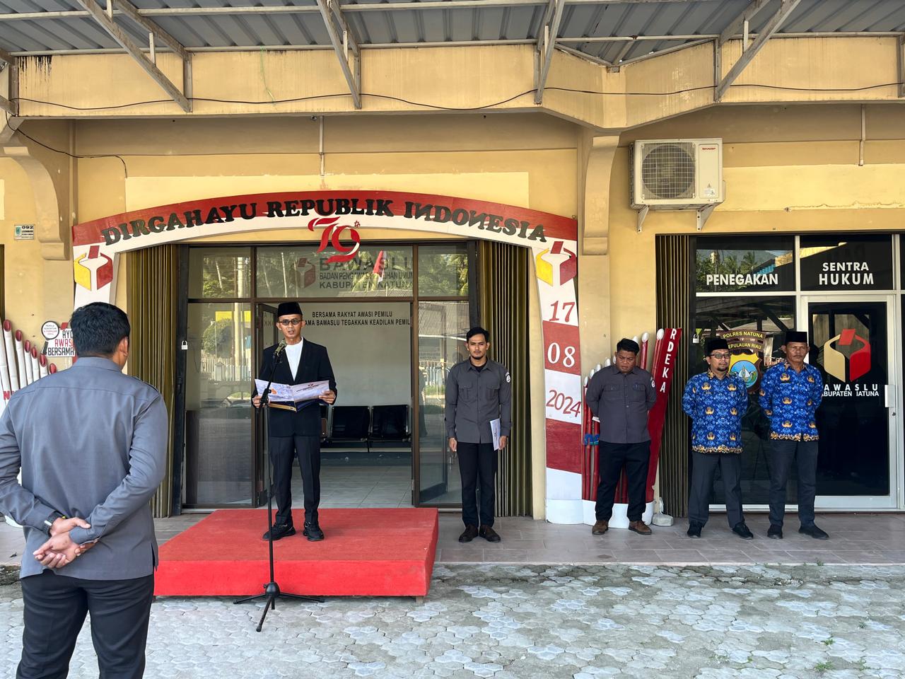 Bawaslu Kabupaten Natuna melaksanakan apel peringatan hari lahir Pancasila pada 2 Juni 2025 di halaman kantor Bawaslu Kabupaten Natuna