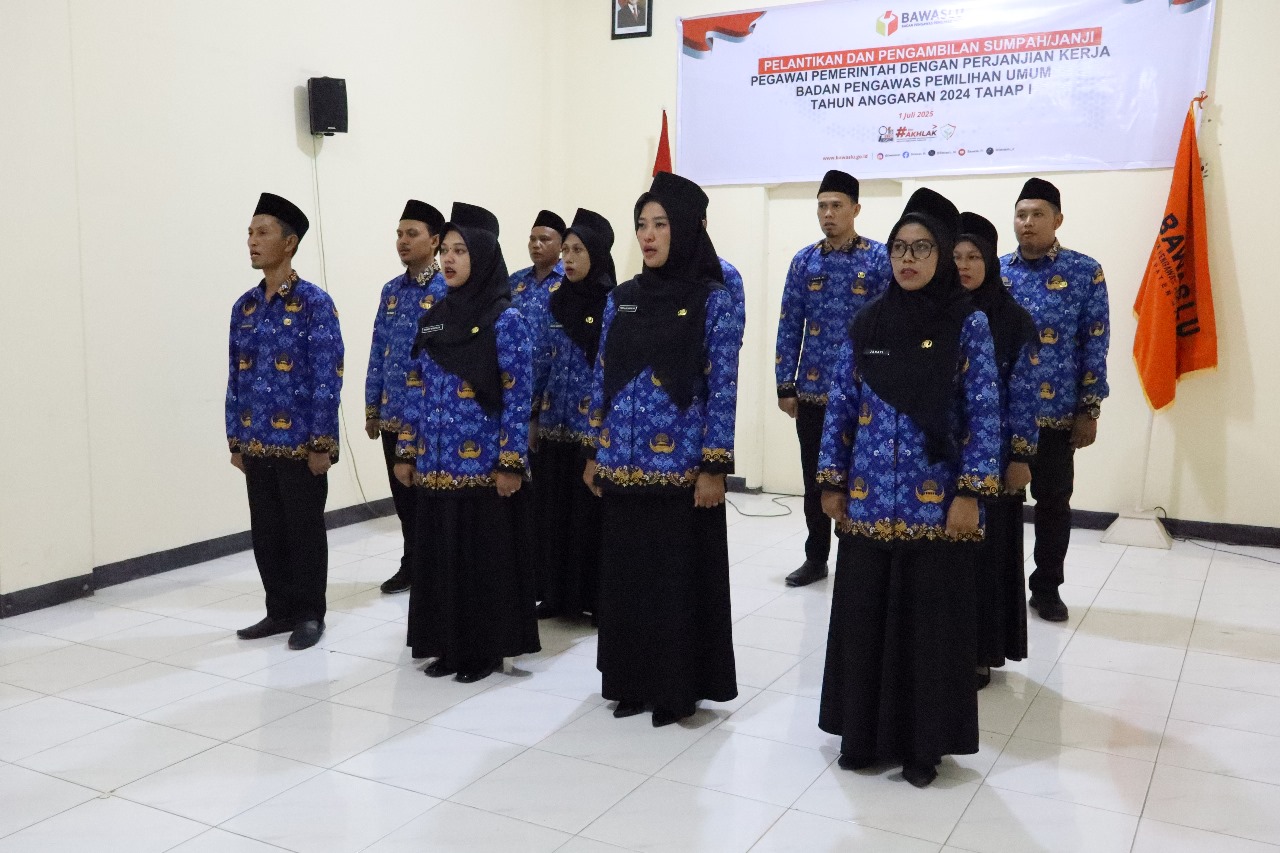 Pelantikan dan pengambilan sumpah janji pegawai pemerintah dengan perjanjian kerja di lingkungan sekretariat Bawaslu Kabupaten Natuna