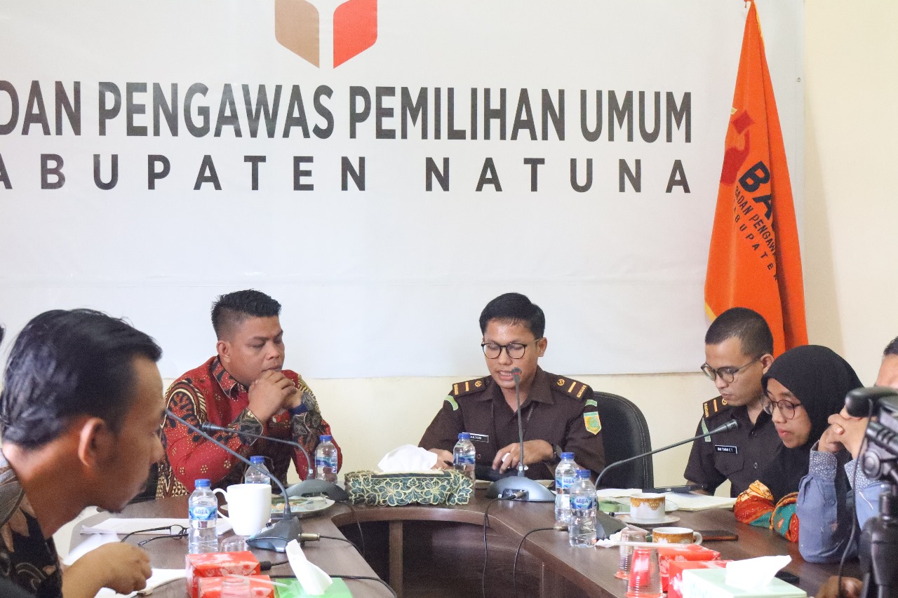 Pemaparan materi oleh Kejaksaan Negeri Natuna dalam kegiatan kajian hukum dengan tema “Perspektif dan Pemahaman Terkait Putusan Mahkamah Konstitusi Nomor 135/PUU-XXII/2024 pada Kamis, 07/08/2025