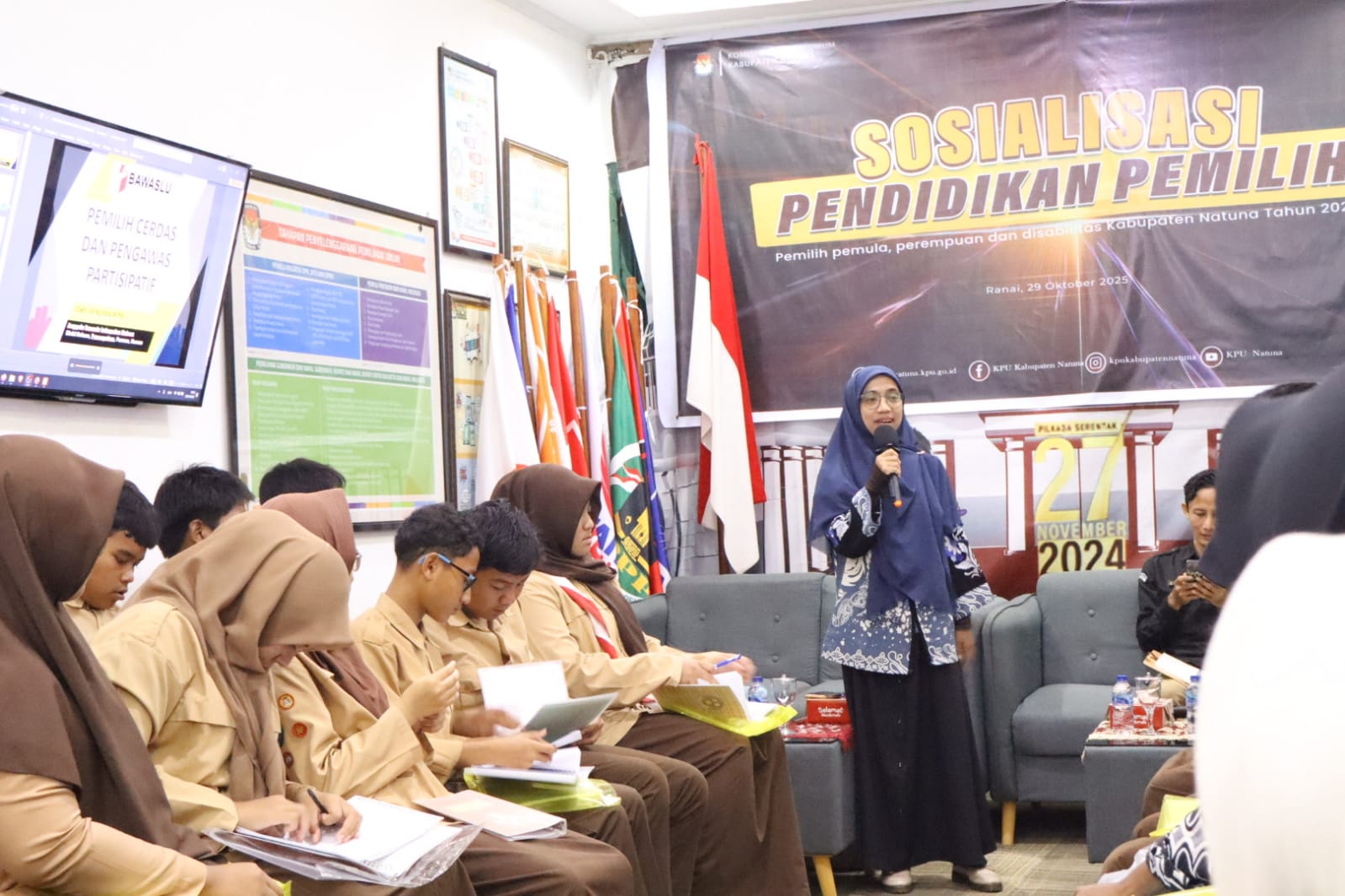 Anggota Bawaslu Kabupaten Natuna Ila Nurlaila pada saat memberikan materi dalam kegiatan Sosialisasi Pendidikan Pemilih yang dilaksanakan oleh KPU Kabupaten Natuna (29/10/2025) di Kantor KPU Kabupaten Natuna