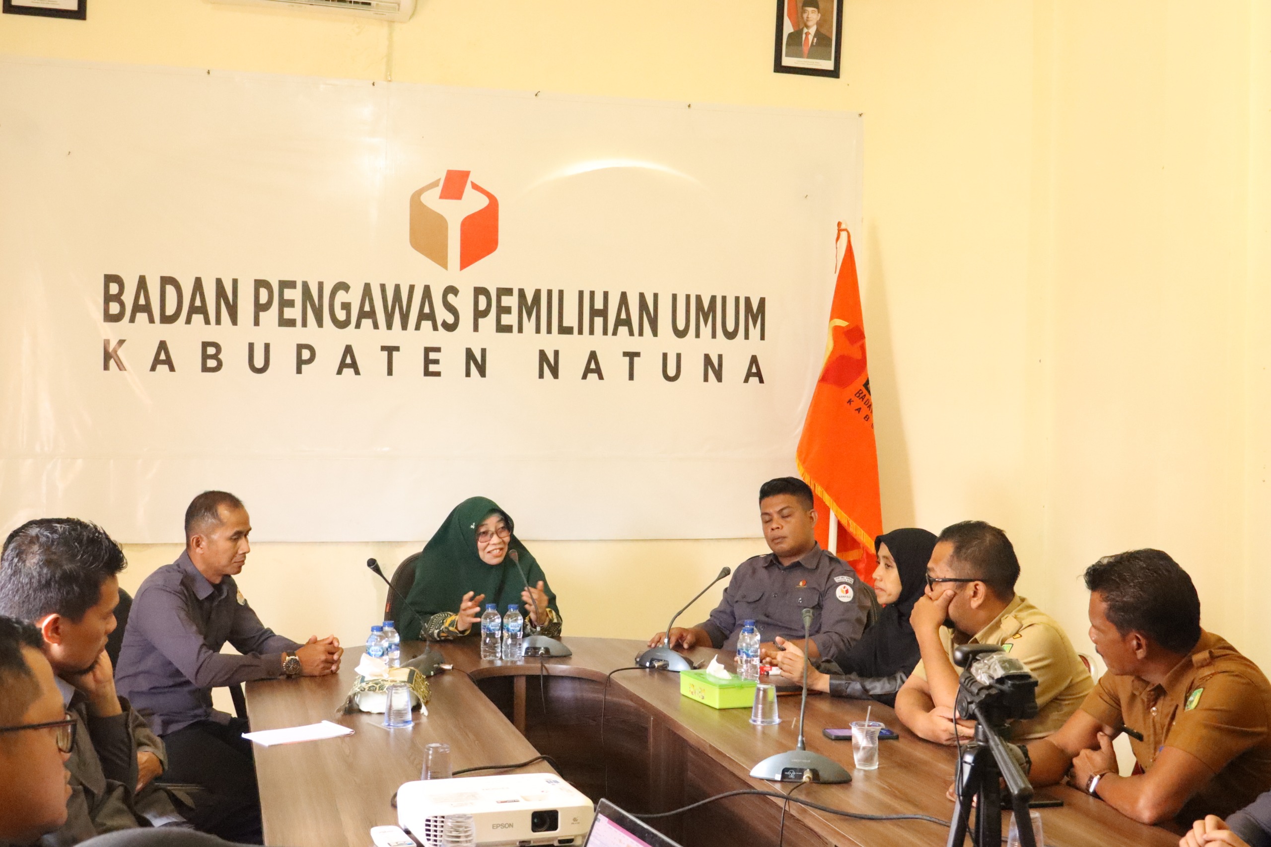 Rosnawati selaku anggota Bawaslu Provinsi Kepulauan Riau saat melakukan monitoring pengelolaan PPID di Bawaslu Kabupaten Natuna pada (20/10/2025)