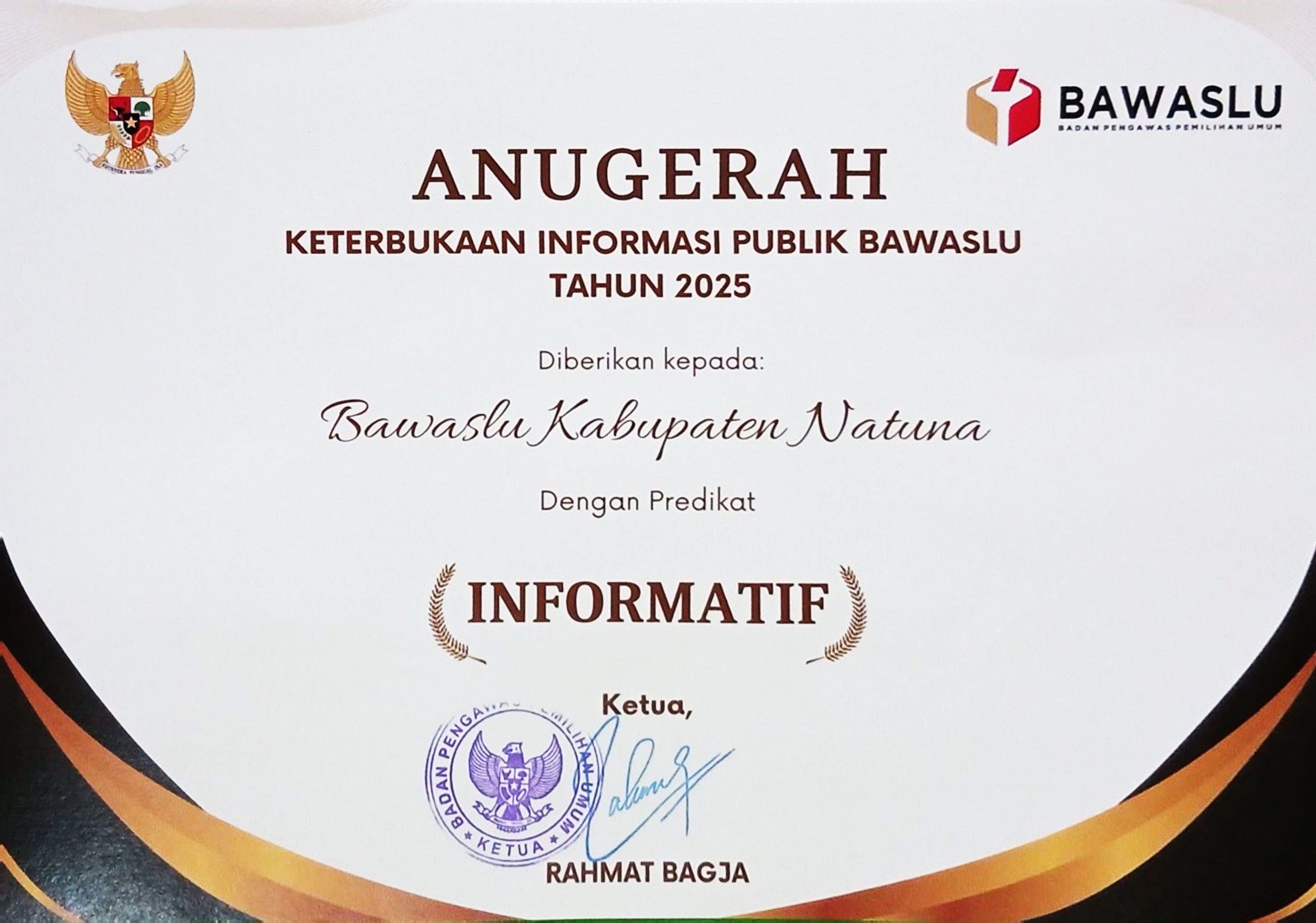 Piagam Anugerah Keterbukaan Informasi Publik yang diraih Bawaslu Kabupaten Natuna dengan predikat "INFORMATIF" Tahun 2025