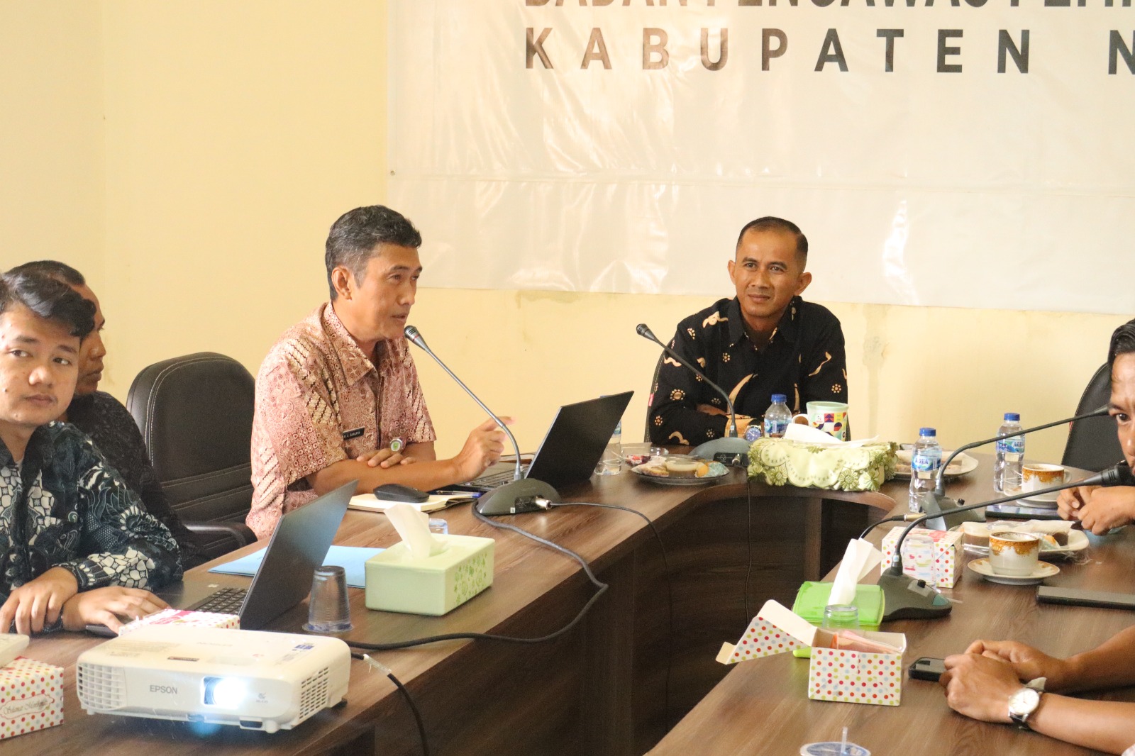 Muhammad Alim Sanjaya Kepala BKPSD Natuna saat menjadi narasumber dalam kegiatan Implementasi Reformasi Birokrasi yang dilaksanakan oleh Bawaslu Kabupaten Natuna di Kantor Sekretariat Bawaslu Kabupaten Natuna pada (06/11/2025)