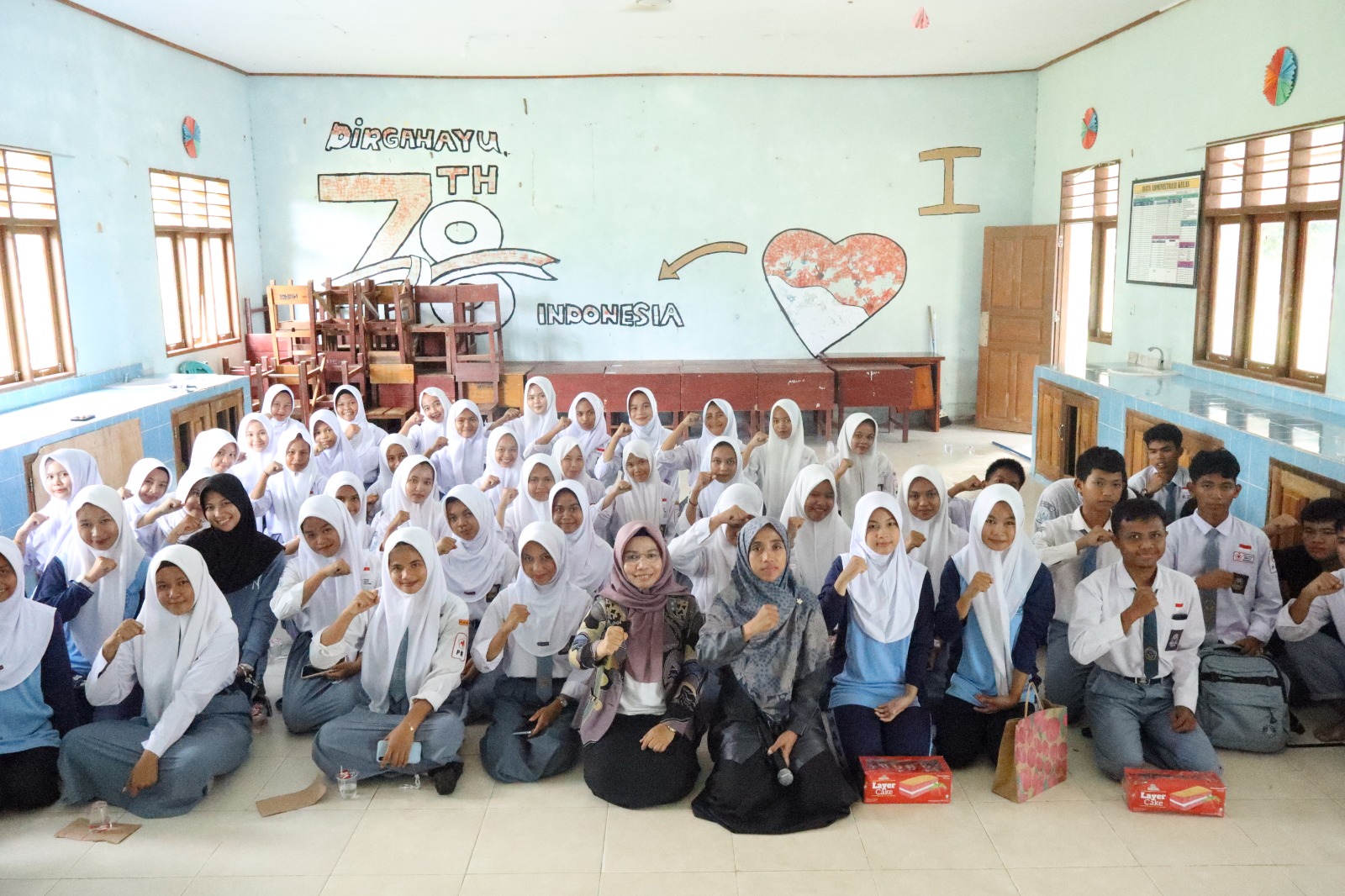 Foto bersama dengan para siswa-siswi pada saat kegiatan sosialisasi pemilih pemula yang dilaksanakan oleh Bawaslu Natuna bersama Anggota Bawaslu Provinsi Kepri Dr. Maryamah, M.Pd,I di SMAN 1 Bunguran Timur Laut pada (24/11/2025)