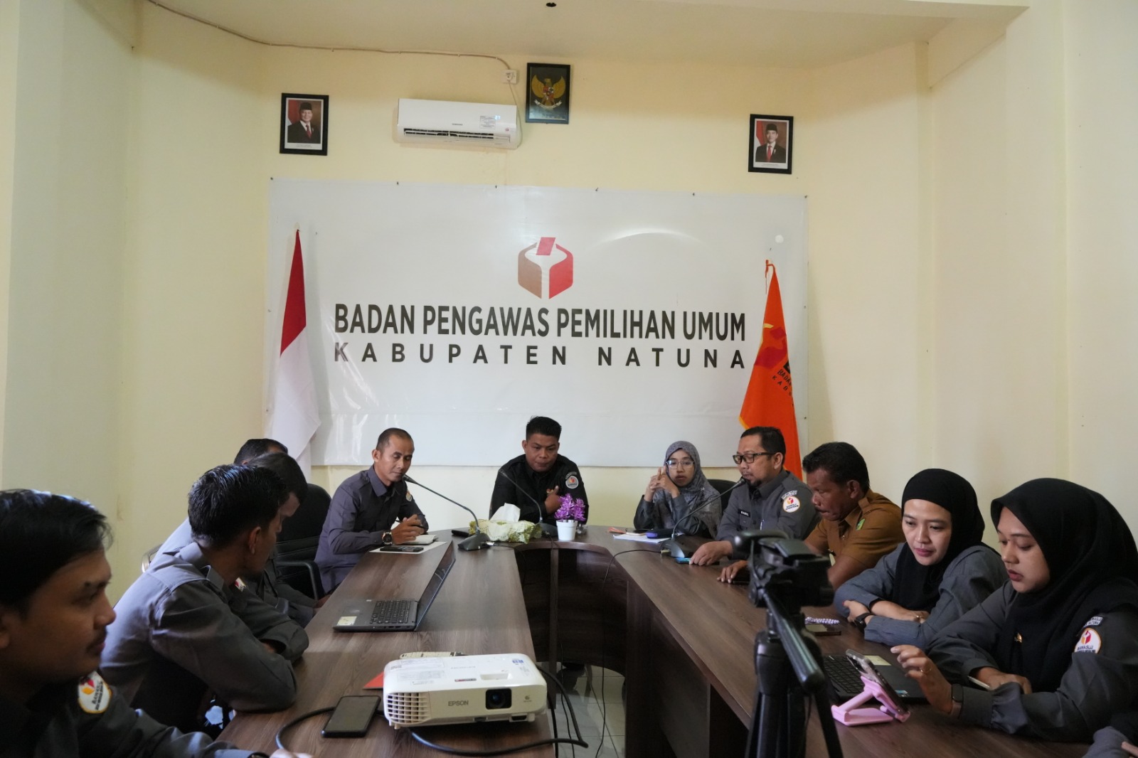 Rapat bulanan internal Bawaslu Kabupaten Natuna pada saat membahas program kerja Tahun 2026 pada Selasa (20/01/2026)