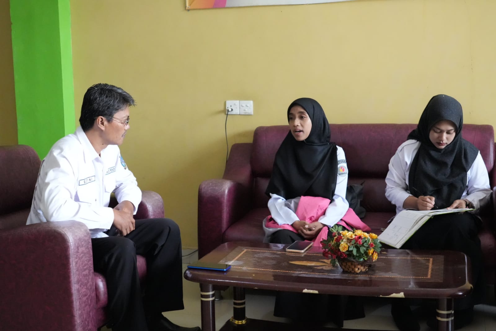 Anggota Bawaslu Kabupaten Natuna Ila Nurlaila pada saat melakukan audiensi dengan kepala kantor cabang Dinas Pendidikan Provinsi Kepulauan Riau di Natuna bapak Sutomo pada Rabu (21/01/2026)