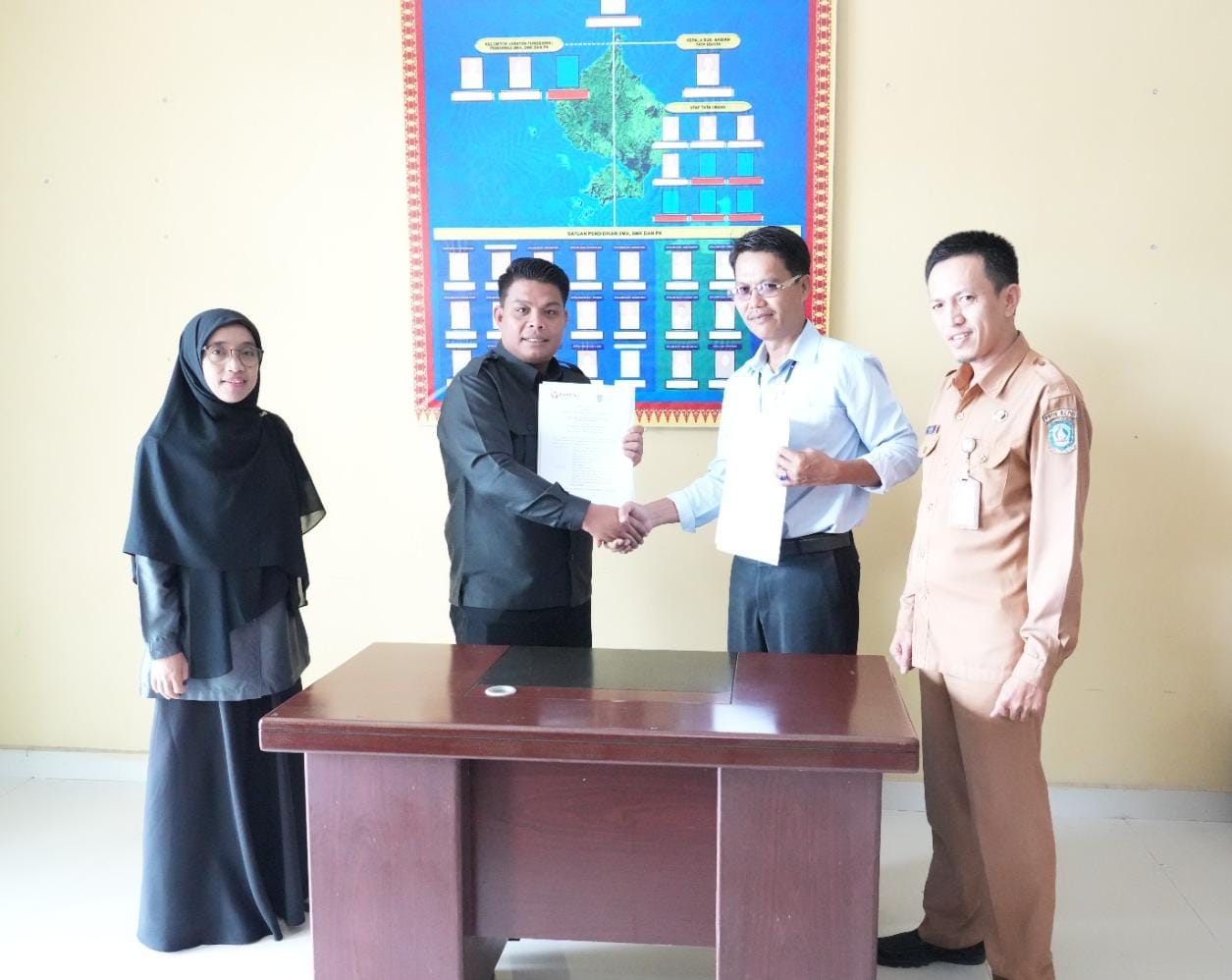 Ketua Bawaslu Kabupaten Natuna Siswandi beserta Anggota Ila Nurlaila saat penandatanganan MoU bersama Cabang Dinas Pendidikan Kabupaten Natuna Provinsi Kepulauan Riau pada Selasa (10/02/2026)