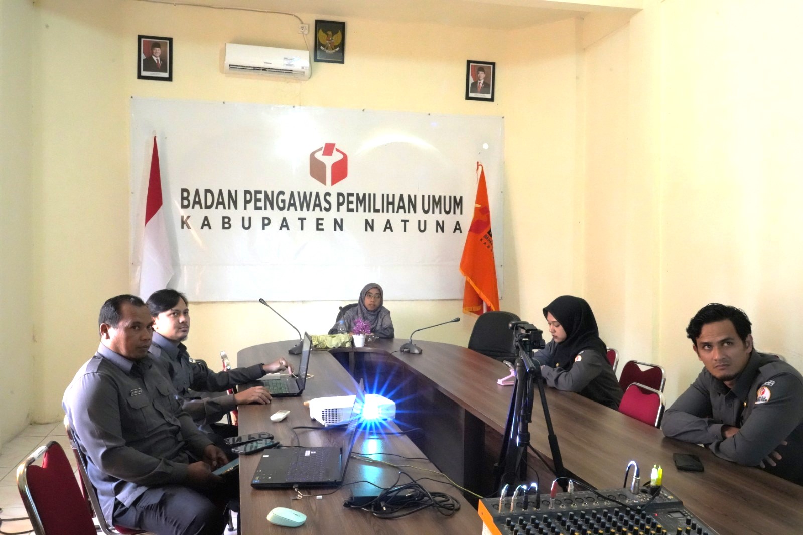 Anggota Bawaslu Kabupaten Natuna Ila Nurlaila saat mengikuti Zoom kegiatan literasi pojok pengawasan bersama staf Hukum, Pencegahan, Parmas dan Humas (02/02/2026)
