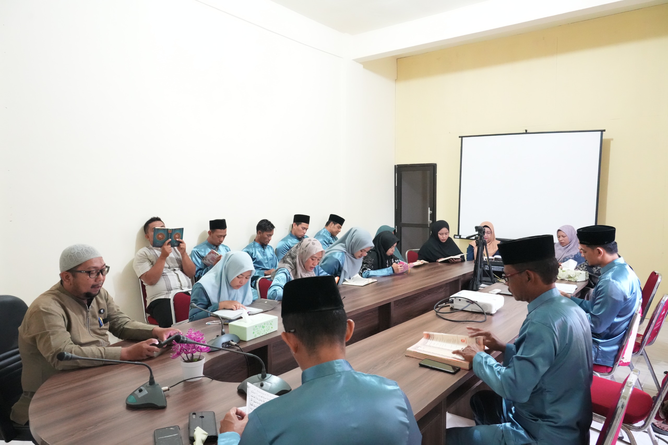 Jajaran Bawaslu Kabupaten Natuna melakukan kegiatan Jumat Sehati dengan tadarus Al-Quran di bulan Ramadan pada (20/02/2026)