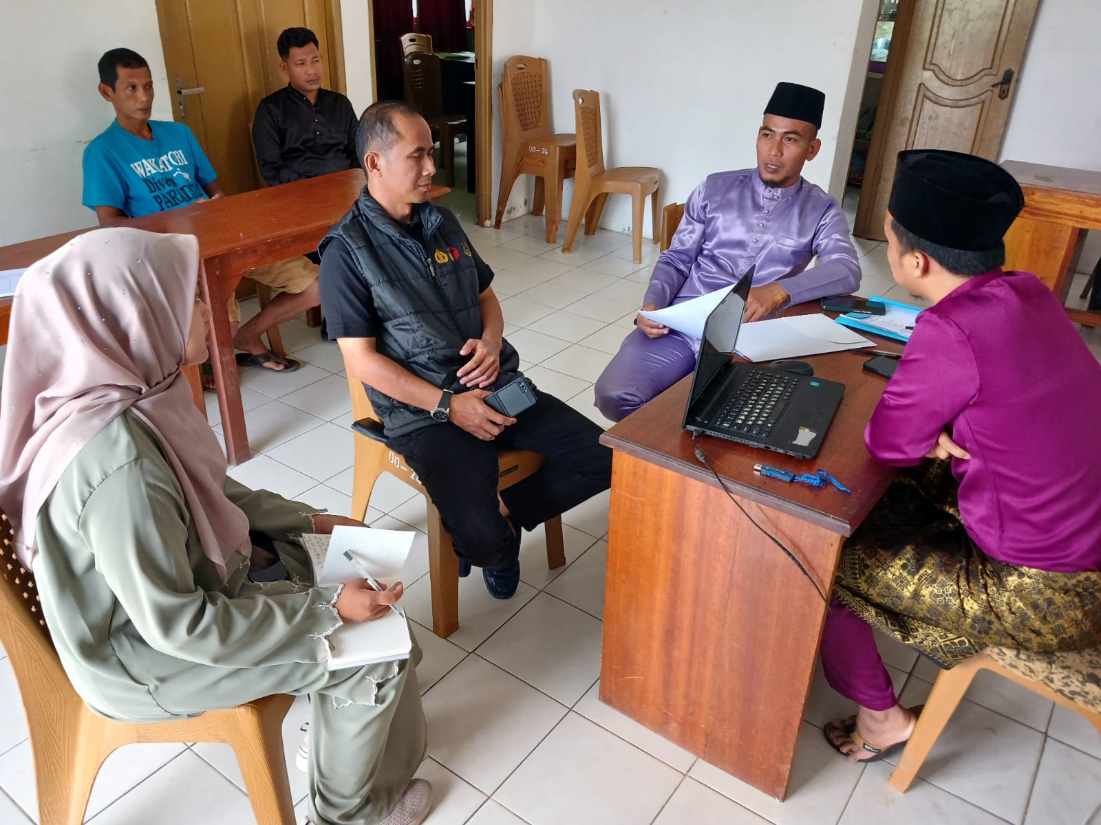 Anggota Bawaslu Kabupaten Natuna Sudarsono bersama staf saat sedang melakukan pengawasan Cokts yang dilakukan oleh KPU Kabupaten Natuna dalam rangka kegiatan Pemutakhiran Data Pemilih Berkelanjutan (PDPB) Triwulan I Tahun 2026.