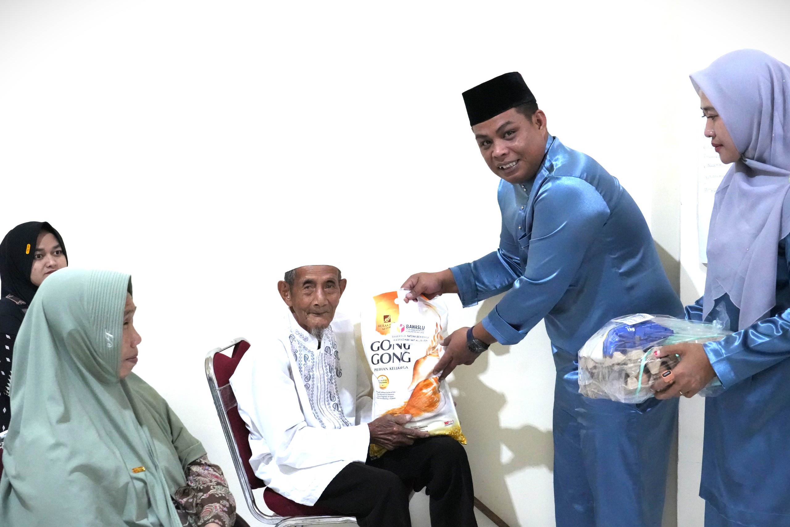 Ketua Bawaslu Kabupaten Natuna Siswandi, S.Sos saat memberikan sembako kepada masyarakat kurang mampu pada kegiatan Bawaslu Natuna berbagi, Jumat (06/03/2026) di Kantor Bawaslu Kabupaten Natuna
