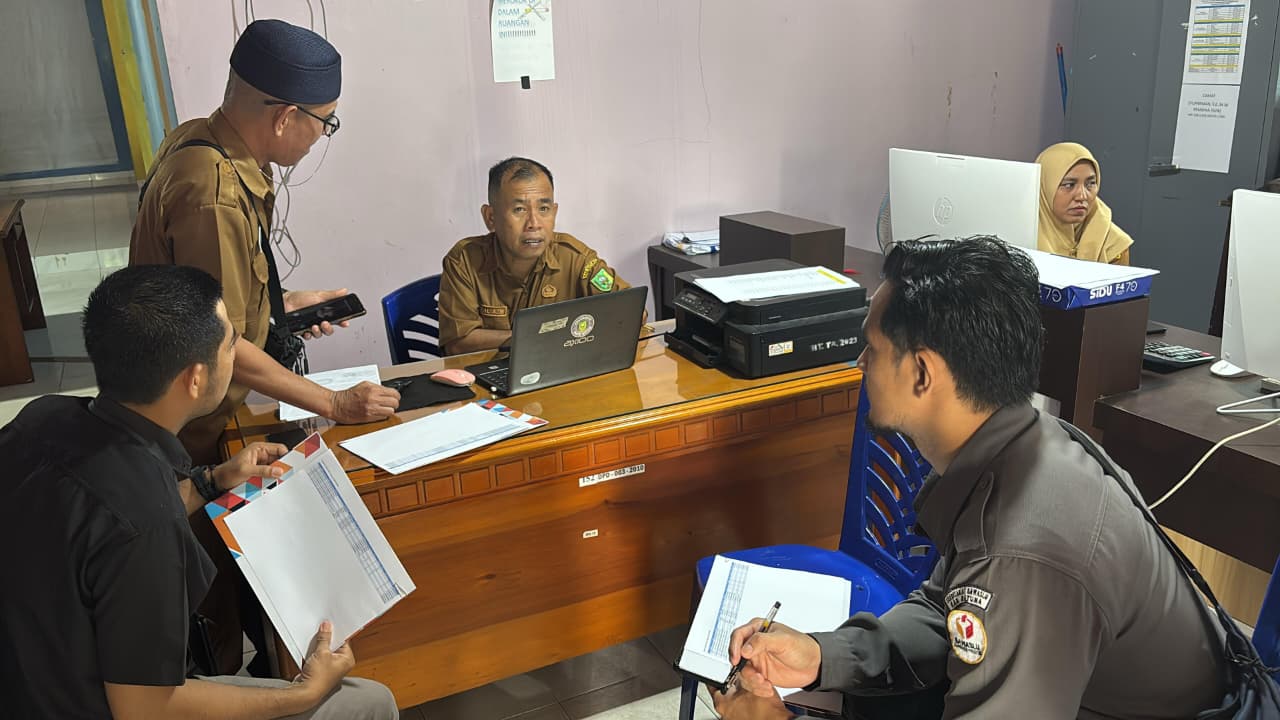 Staf Bawaslu Natuna pada saat melakukan pengawasan coktas di kelurahan yang ada di Kecamatan Bunguran Timur (09/03/2026)