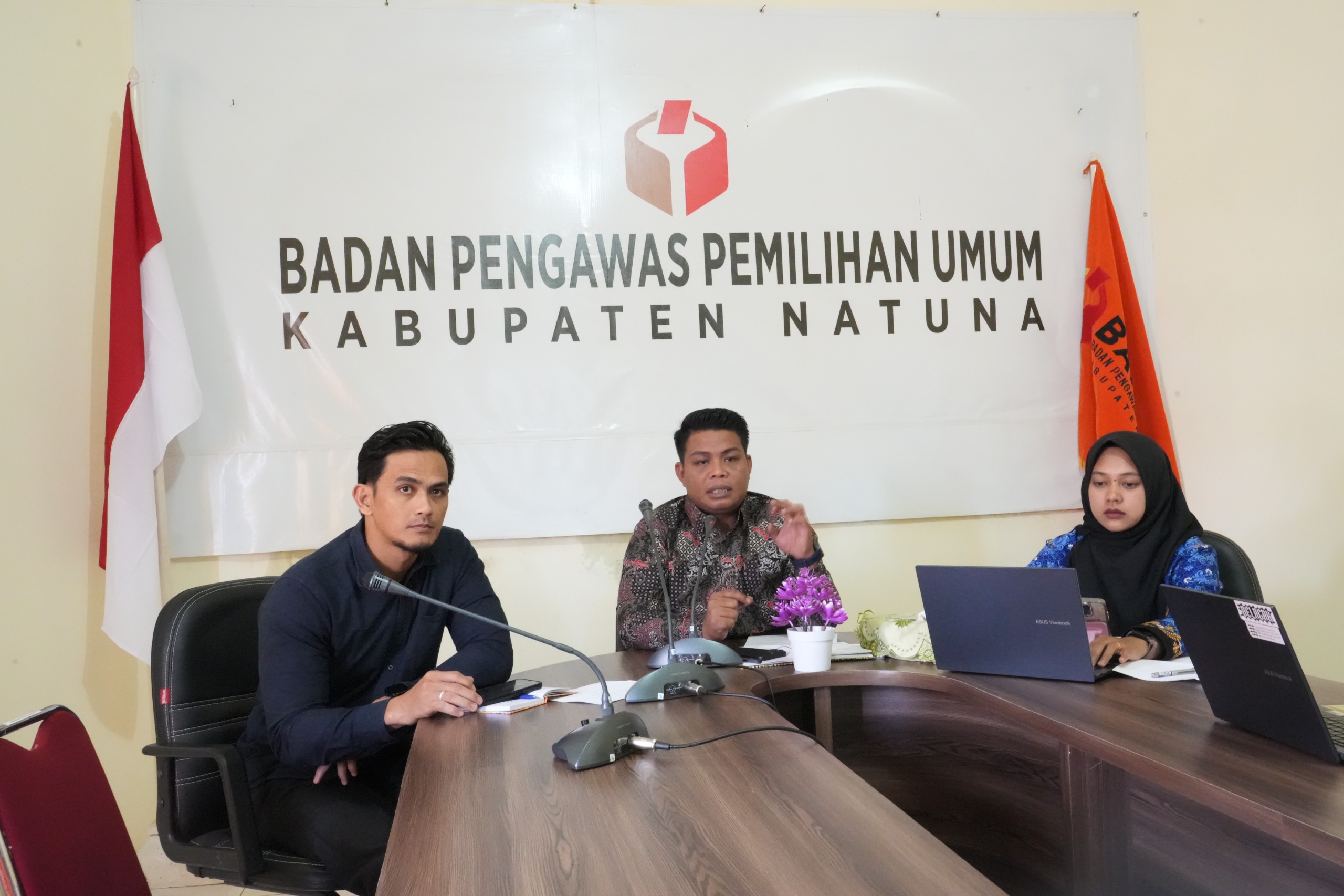 Ketua Bawaslu Kabupaten Natuna Siswandi bersama staf saat mengikuti zoom PDPB Triwulan I 2026 bersama Bawaslu Provinsi Kepulauan Riau (12/03/2026)