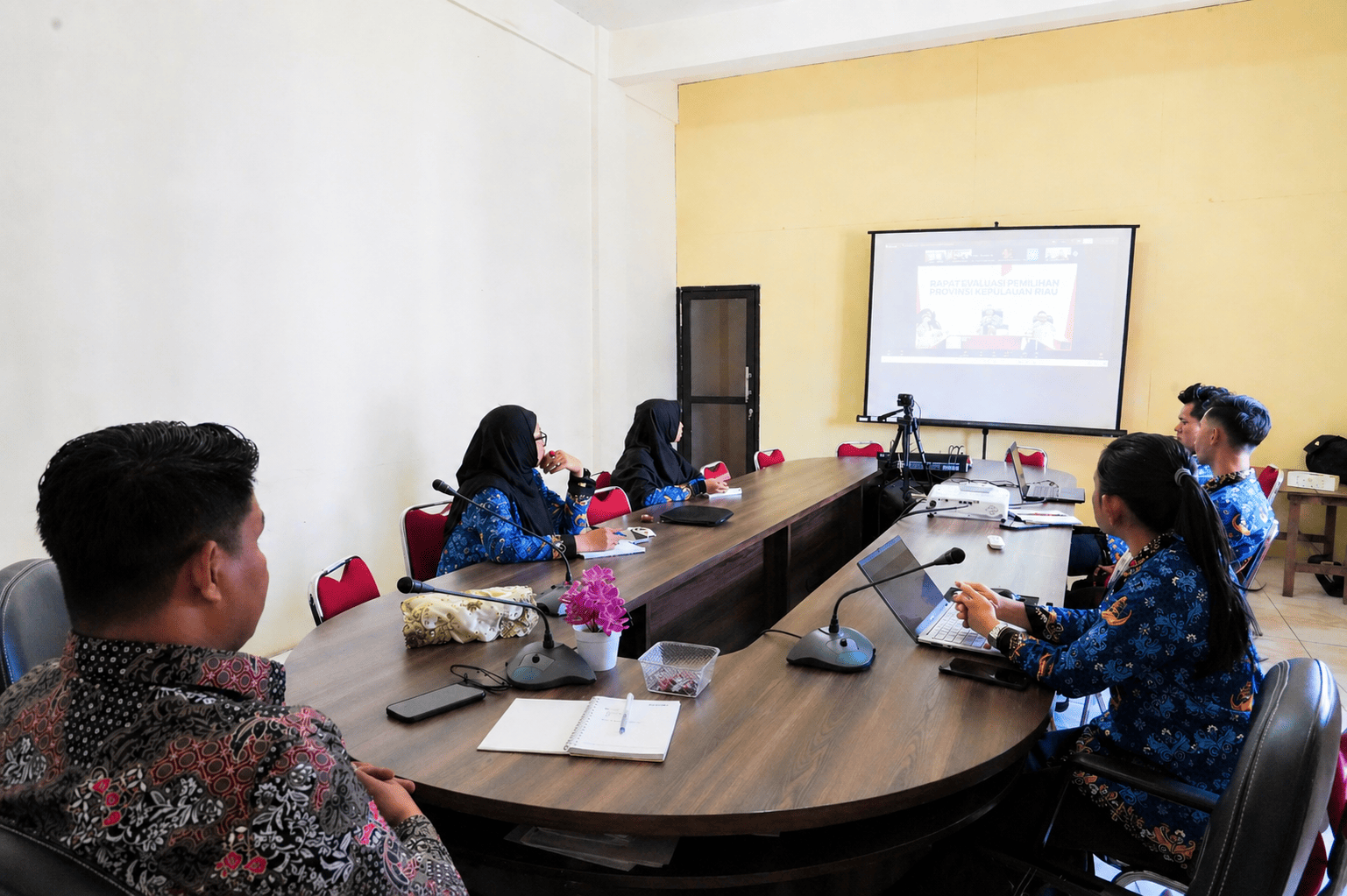Ketua Bawaslu Kabupaten Natuna Siswandi, S.Sos saat mengikuti zoom rapat koordinasi bersama Bawaslu Provinsi Kepri (23/04/2026)