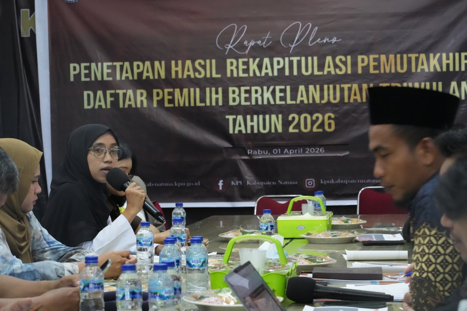 Anggota Bawaslu Kabupaten Natuna Ila Nurlaila saat menyampaikan masukan kepada KPU Kabupaten Natuna pada rapat pleno PDPB Triwulan I Tahun 2026 (01/04/2026)