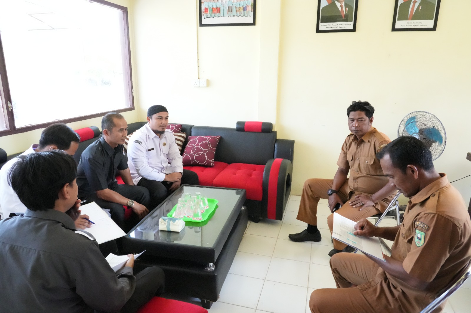 Anggota Bawaslu Kabupaten Natuna Sudarsono melakukan pengawasan COKTAS PDPB di Desa Binjai Kecamatan Bunguran Tengah pada (04/05/2026)