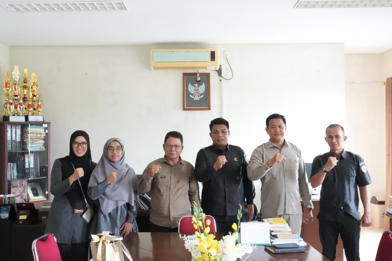 Foto bersama ketua STAI Natuna Bapak Umar Natuna bersama Ketua dan Anggota Bawaslu Kabupaten Natuna Siswandi, Sudarsono dan Ila Nurlaila dalam kegiatan koordinasi dan konsolidasi terkait pengawasan partisipatif dan rencara kerjasama MoU (18/05/2026)
