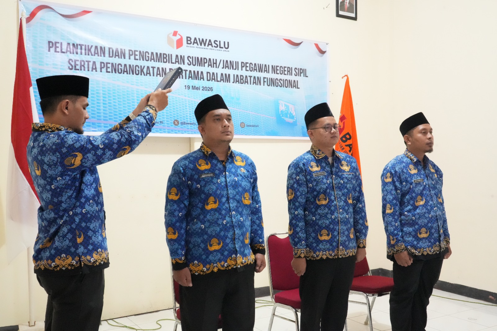 Proses pengambilan sumpah/janji PNS di lingkungan Sekretariat Bawaslu Kabupaten Natuna (19/05/2026)