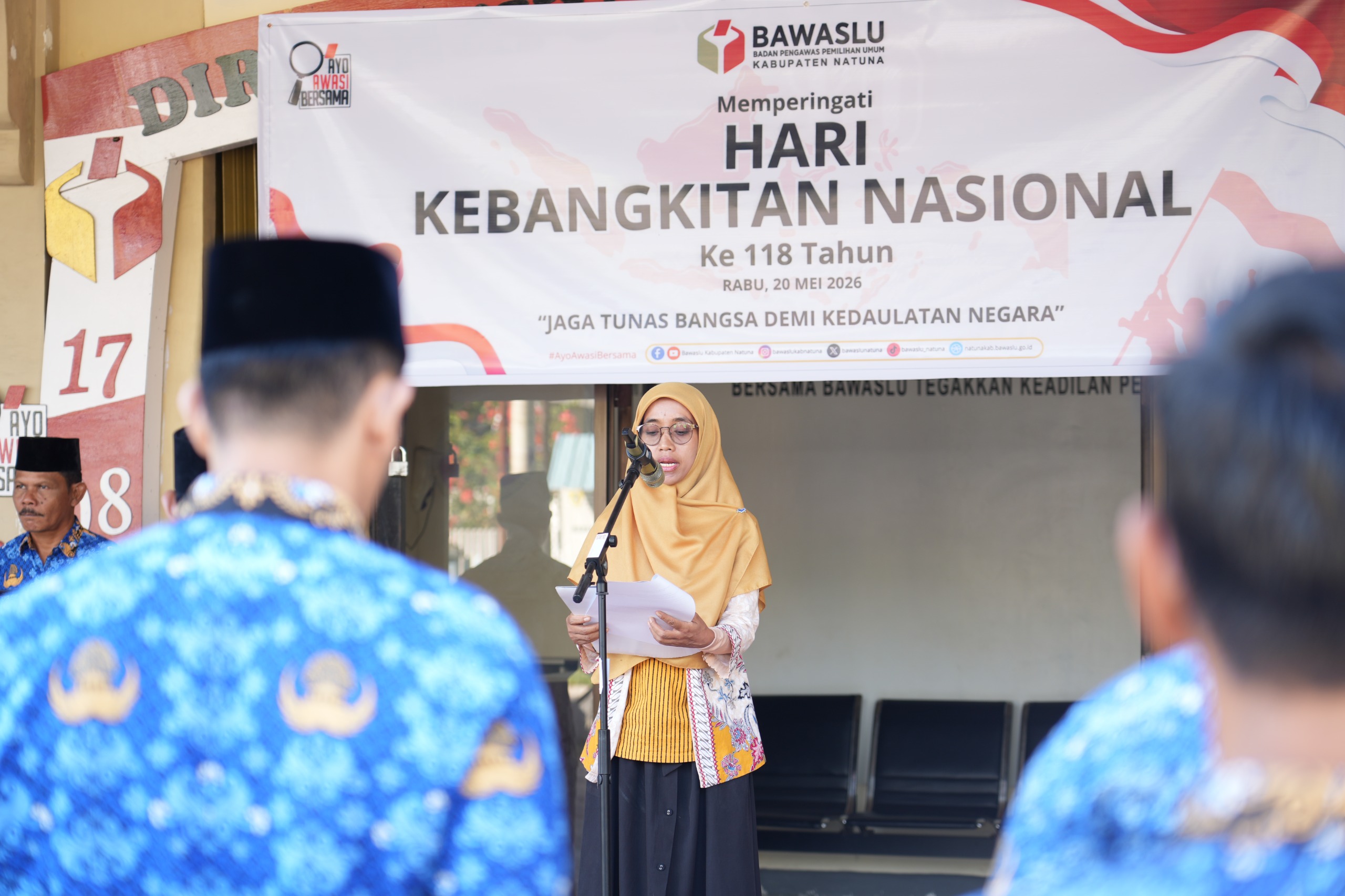 Ila Nurlaila saat memimpin upacara peringatan hari kebangkitan nasional tahun 2026 di halaman kantor sekretariat Bawaslu Kabupaten Natuna (20/05/2026)
