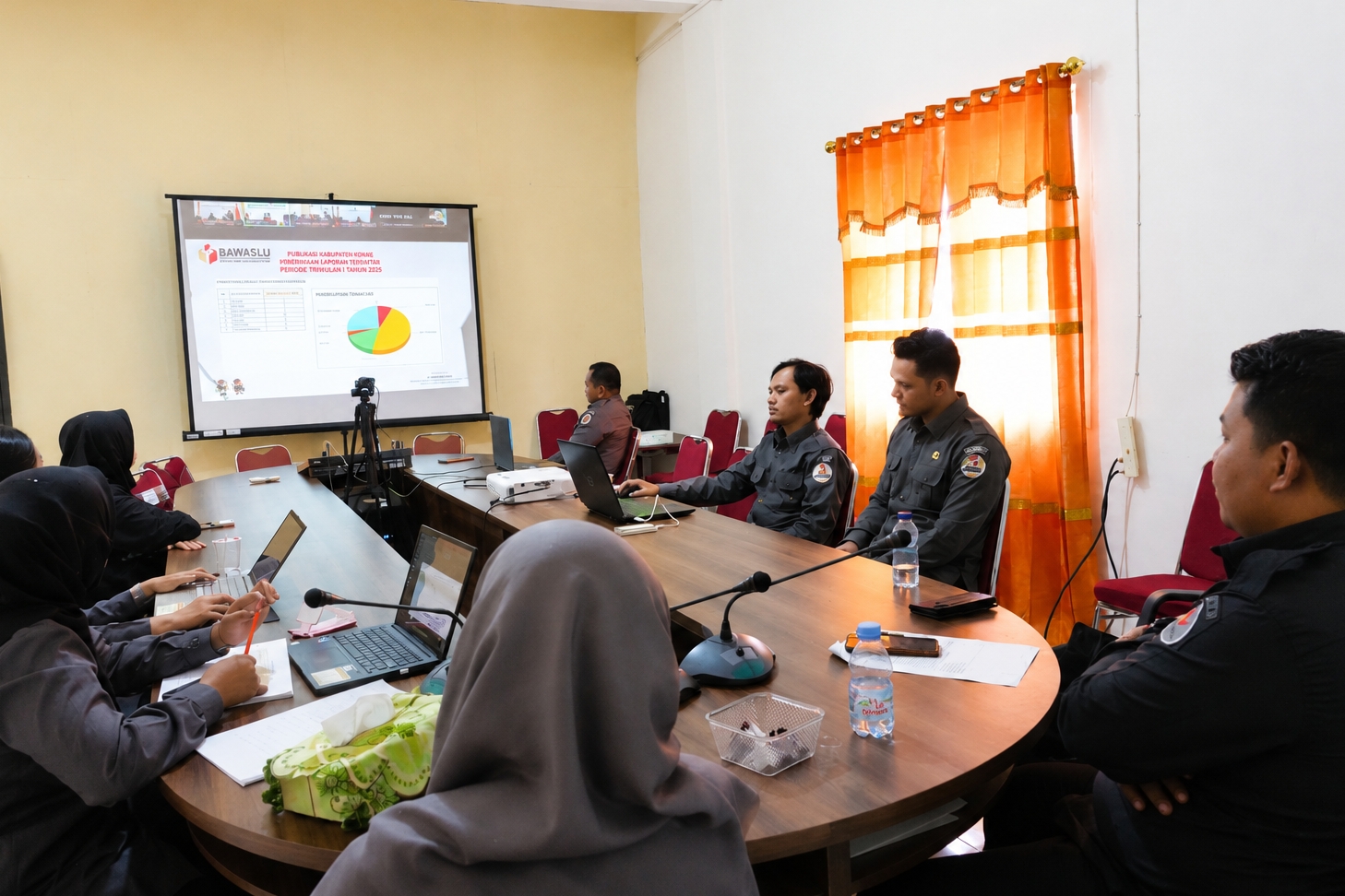 Ketua dan Anggota Bawaslu Kabupaten Natuna saat sedang mengikuti rapat koordinasi bersama Bawaslu Provinsi Kepulauan Riau pada (11/05/2026)