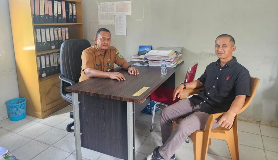 Anggota Bawaslu Kabupaten Natuna Sudarsono bersama staf kantor camat Bunguran Selatan dalam konsolidasi demokrasi pada (11/06/2026)
