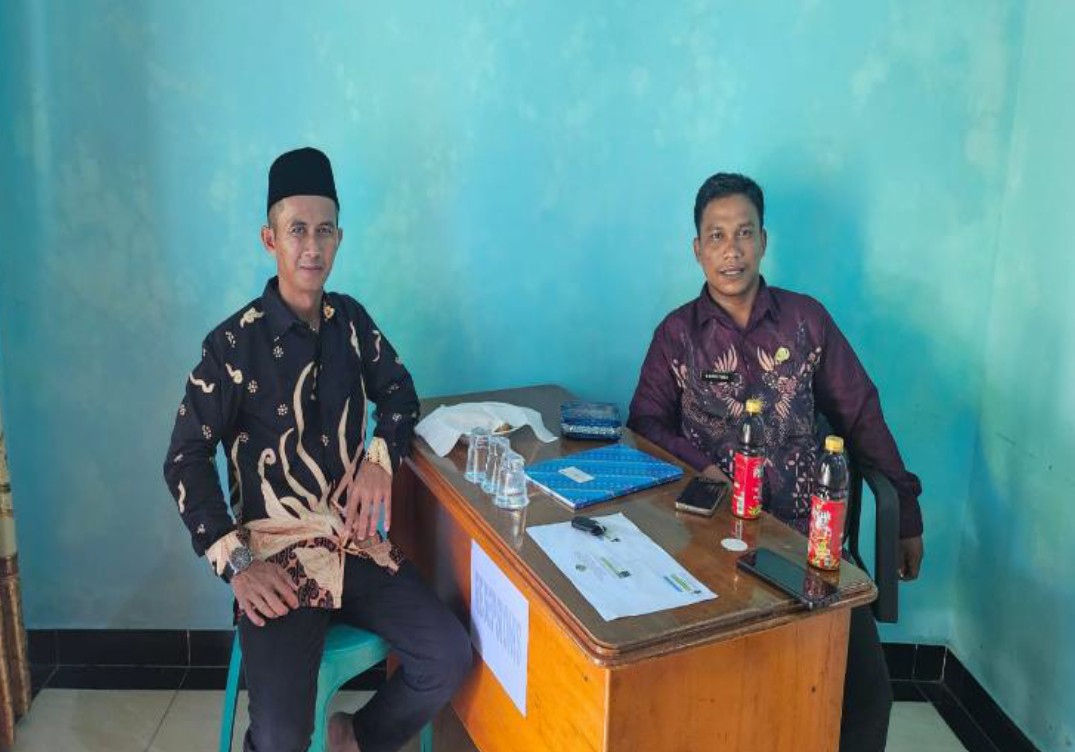Anggota Bawaslu Kabupaten Natuna Sudarsono pada saat melakukan konsolidasi demokrasi bersama KUA Bunguran Selatan pada (23/06/2026)