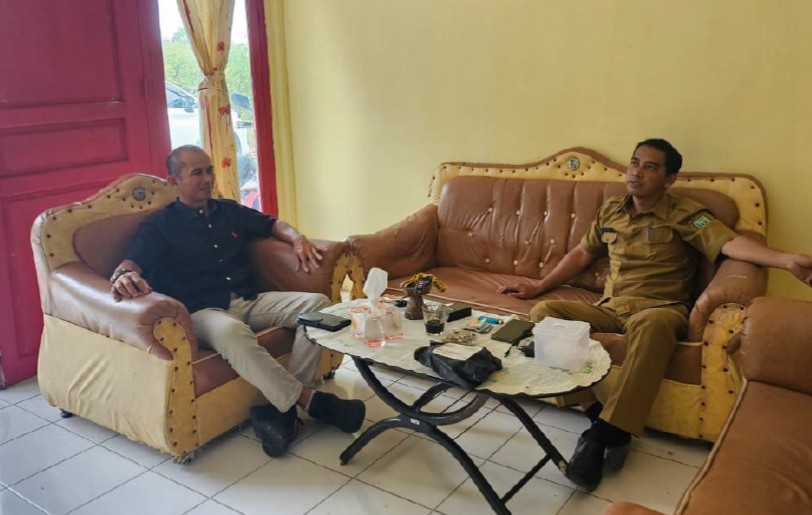Anggota Bawaslu Kabupaten Natuna Sudarsono pada saat melakukan konsolidasi demokrasi bersama staf UKSPF Bunguran Selatan pada (24/06/2026)