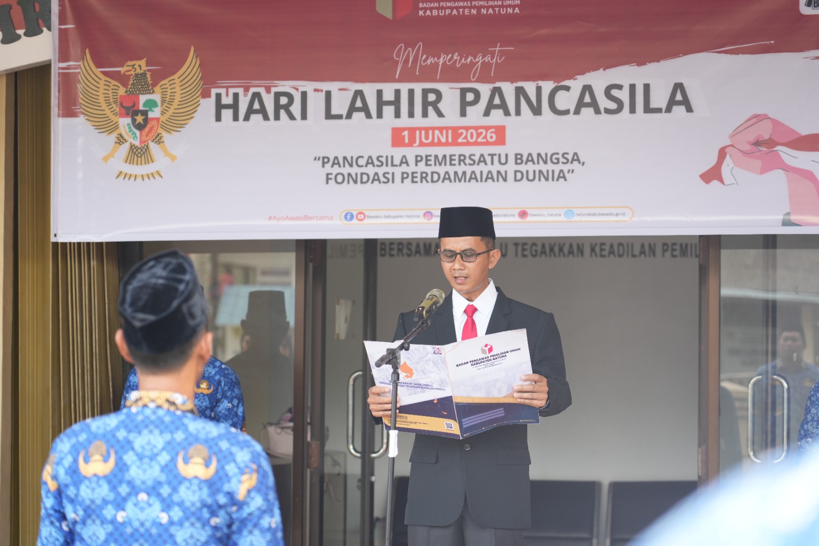 Sudarsono Anggota Bawaslu Kabupaten Natuna membaca Pancasila pada upacara peringatan hari lahir pancasila (01/06/2026)