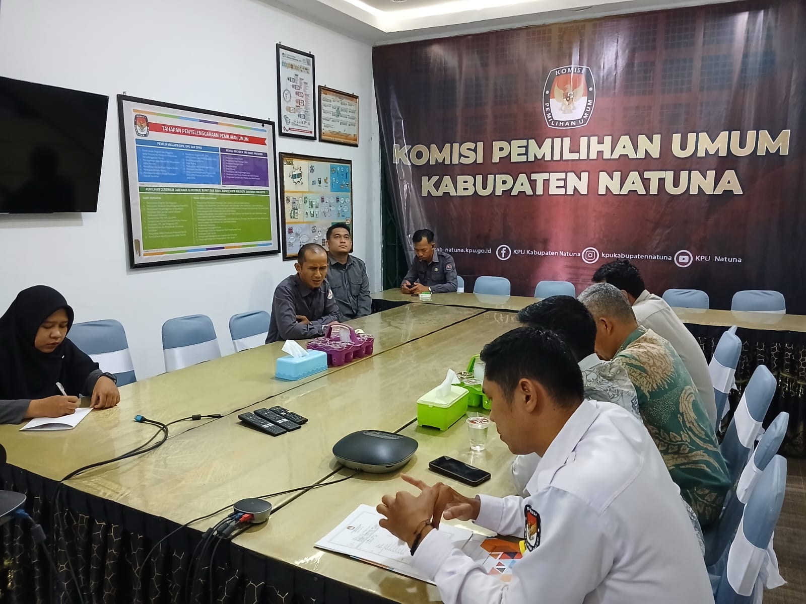 Sudarsono Anggota Bawaslu Kabupaten Natuna saat melakukan koordinas terkait pemutakhiran data pertai politik berkelanjutan bersama KPU Kabupaten Natuna (08/06/2026)