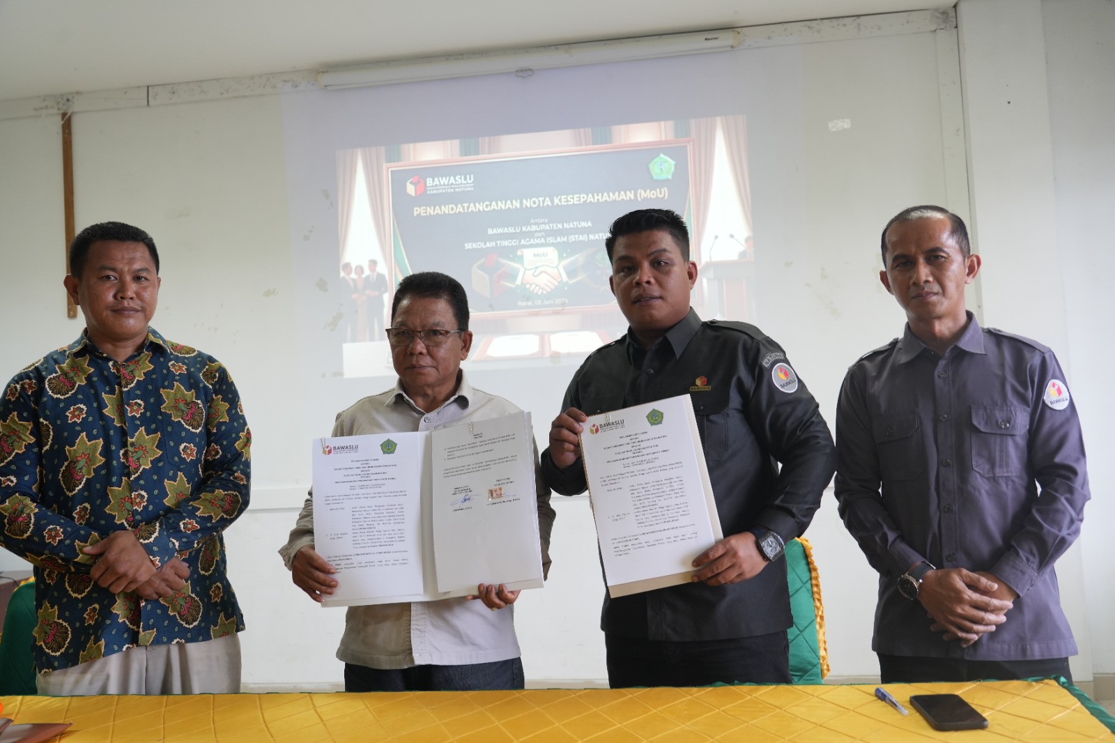 Ketua Bawaslu Kabupaten Natuna Siswandi bersama Ketua STAI Natuna Bapak Umar Natuna pada saat penandatanganan MoU antara Bawaslu Kabupaten Natuna dengan Sekolah Tinggi Agama Islam Natuna (08/06/2026)