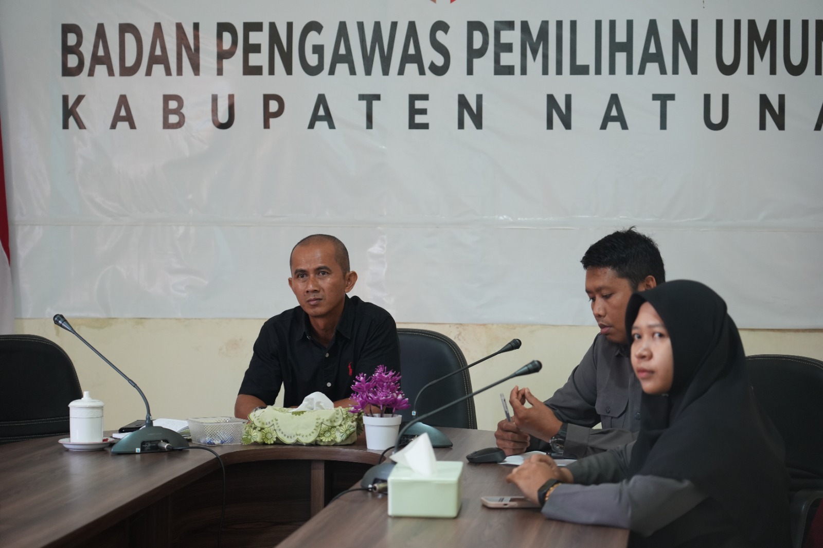 Anggota Bawaslu Kabupaten Natuna Sudarsono pada saat mengikuti kegiatan Klinik Penanganan Pelanggaran yang diselenggarakan oleh Bawaslu Provinsi Kepulauan Riau secara daring (09/06/2026)