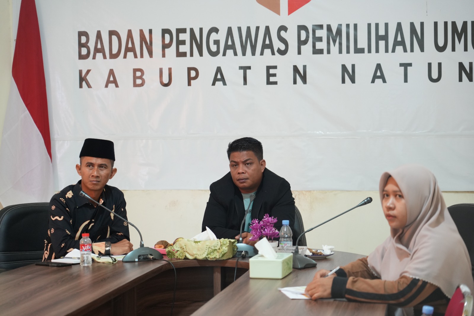 Ketua dan Anggota Bawaslu Kabupaten Natuna saat mengikuti rapat koordinasi pemutakhiran data partai politik semester I bersama Bawaslu Provinsi Kepulauan Riau (11/06/2024)