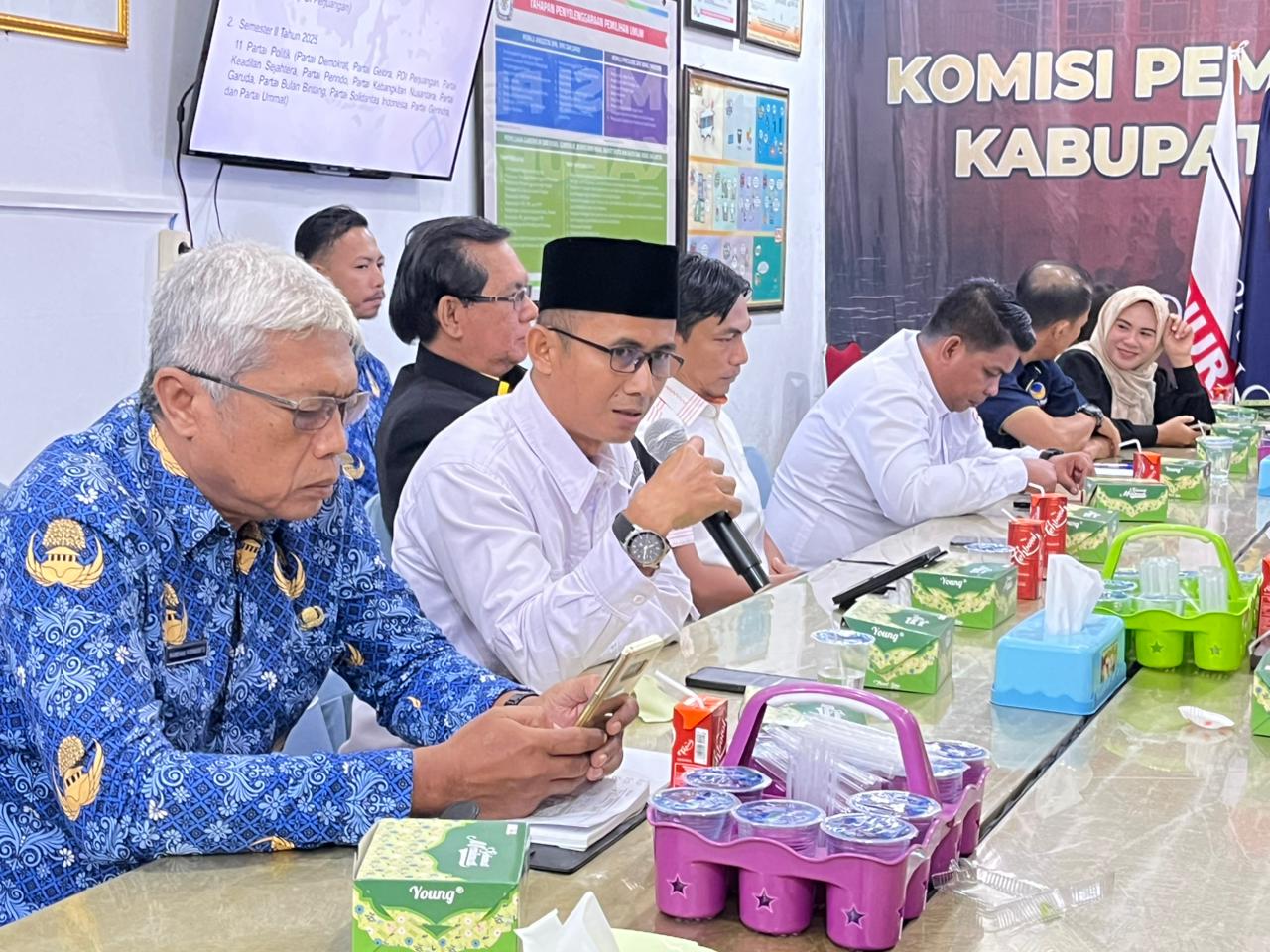 Anggota Bawaslu Kabupaten Natuna Sudarsono pada saat menyampaikan masukan kepada KPU Kabupaten Natuna dalam kegiatan Sosialisasi Pemutakhiran Data Partai Politik (Parpol) Berkelanjutan melalui Sistem Informasi Partai Politik (SIPOL) Semester I Tahun 2026 yang diselenggarakan oleh KPU Kabupaten Natuna di Kantor KPU Kabupaten Natuna, Ranai, Rabu (17/6/2026).