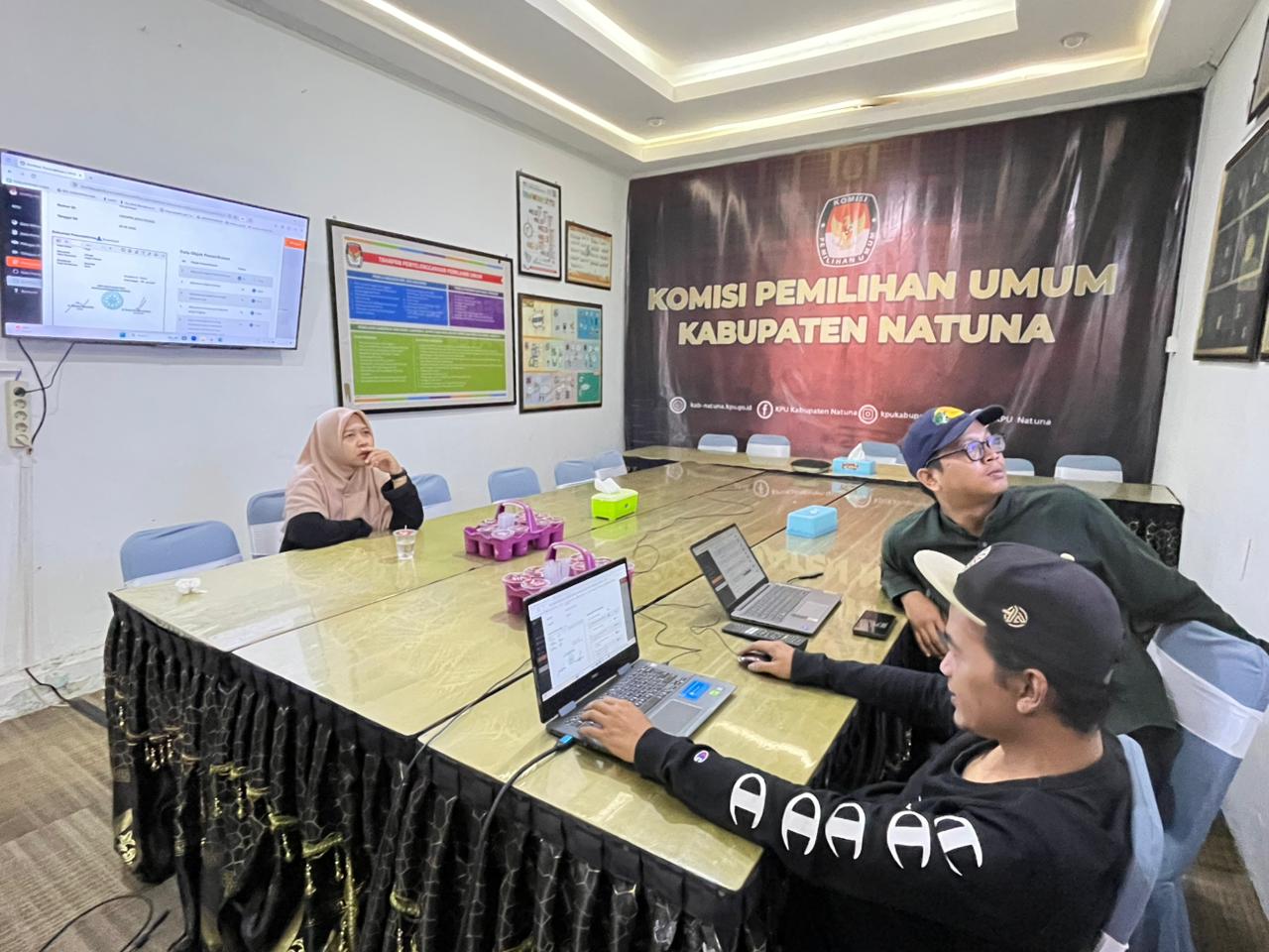 Staf Bawaslu Kabupaten Natuna Divisi Penindakan Pelanggaran dan Penyelesaian Sengketa saat melakukan pengawasan Verifikasi Pemutakhiran Data Parpol melalui SIPOL semester I Tahun 2026 di KPU Kabupaten Natuna (26/06/2026)